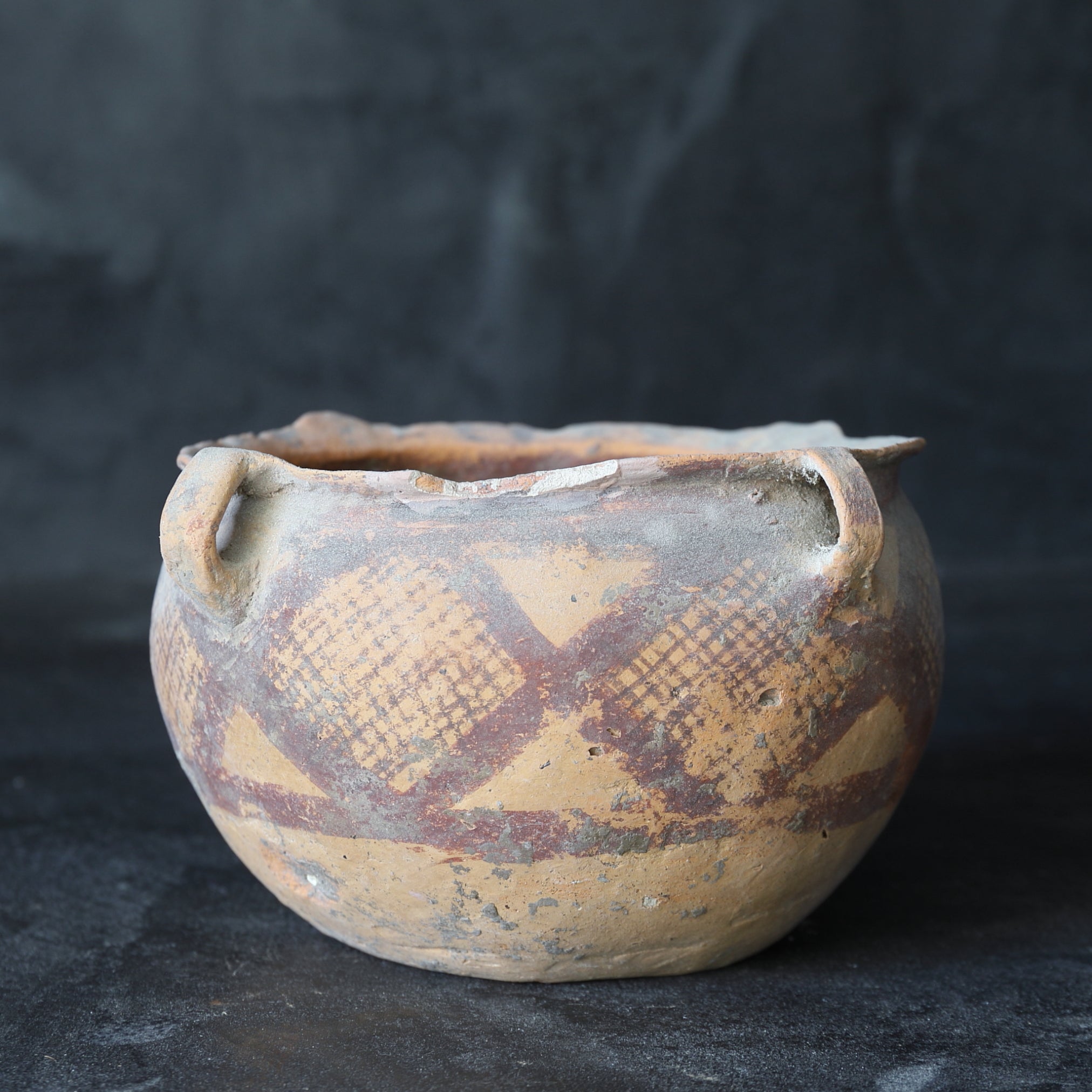 WEITHALSIGES GEFÄSS, Bemalte Keramik, Majiayao-Kultur(3300–2050 v. Chr.)