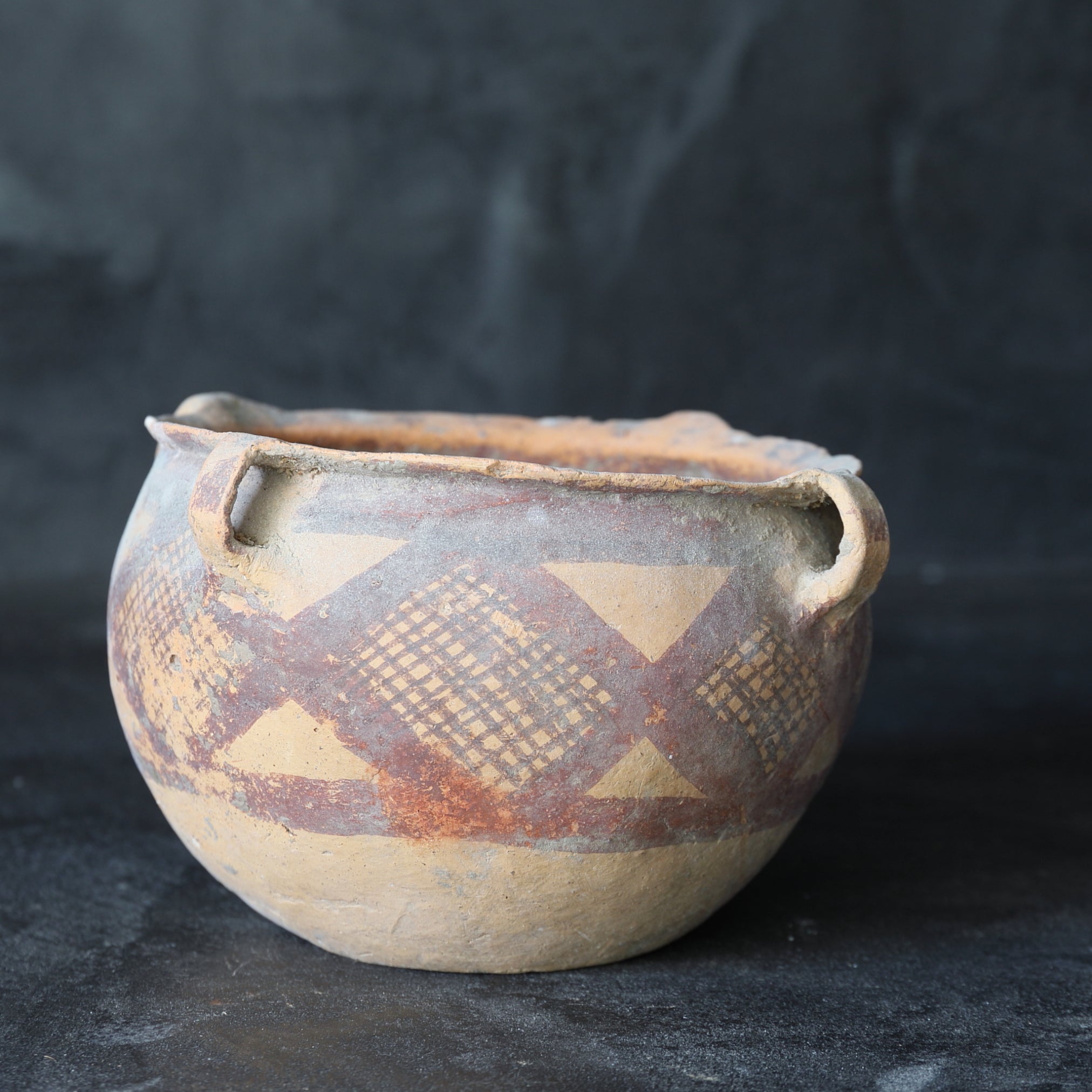 WEITHALSIGES GEFÄSS, Bemalte Keramik, Majiayao-Kultur(3300–2050 v. Chr.)