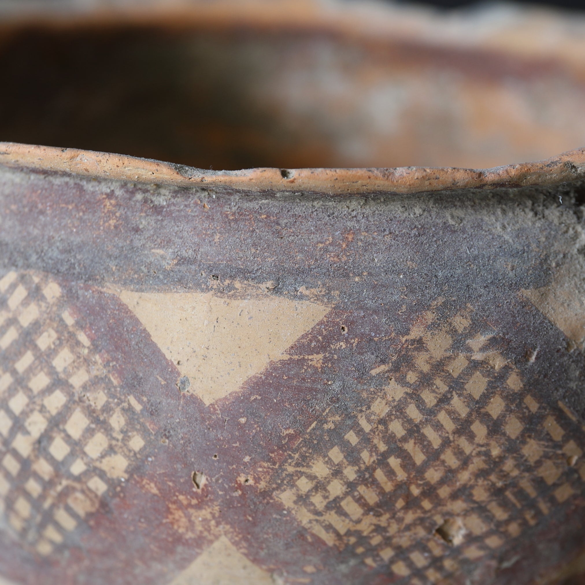 WEITHALSIGES GEFÄSS, Bemalte Keramik, Majiayao-Kultur(3300–2050 v. Chr.)