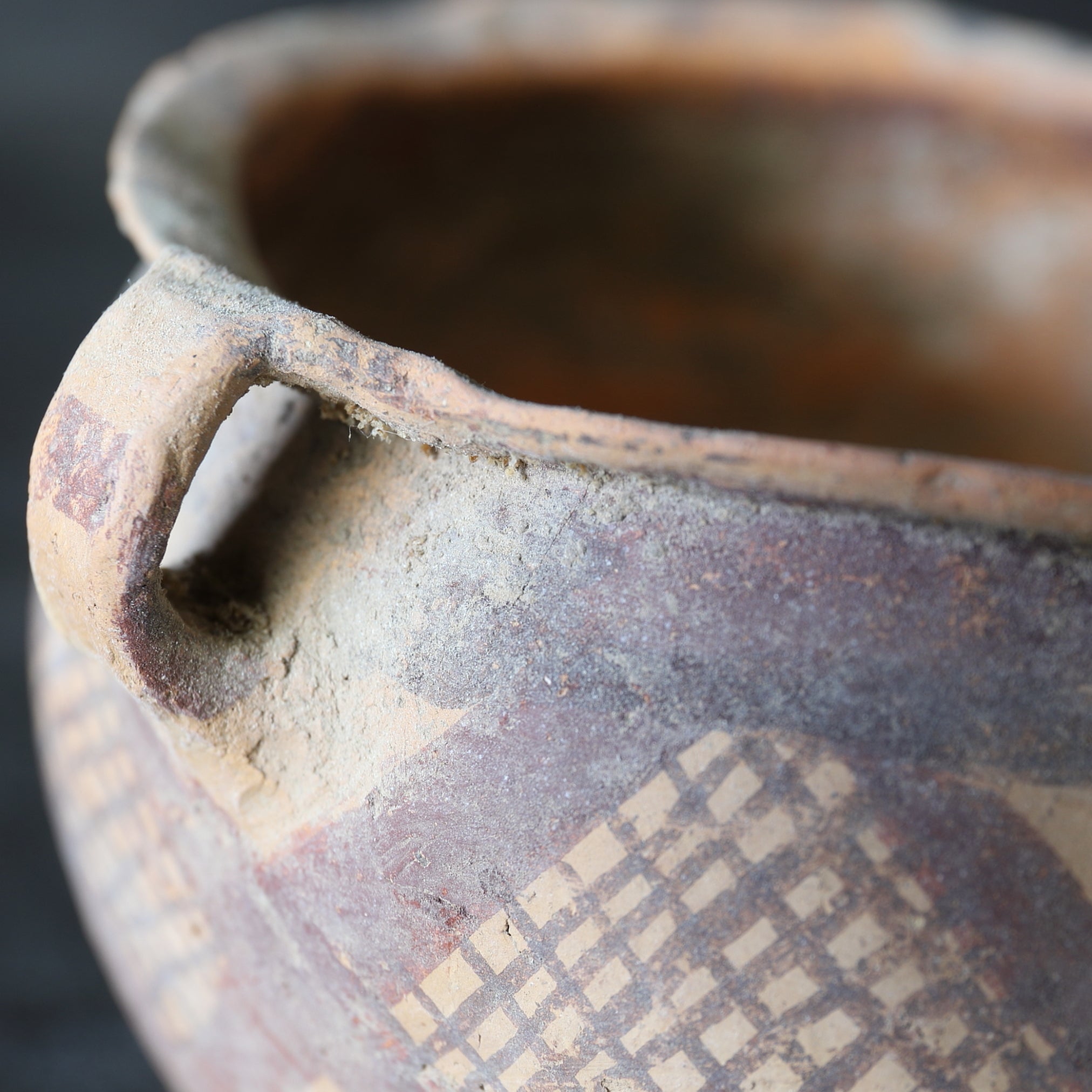 WEITHALSIGES GEFÄSS, Bemalte Keramik, Majiayao-Kultur(3300–2050 v. Chr.)