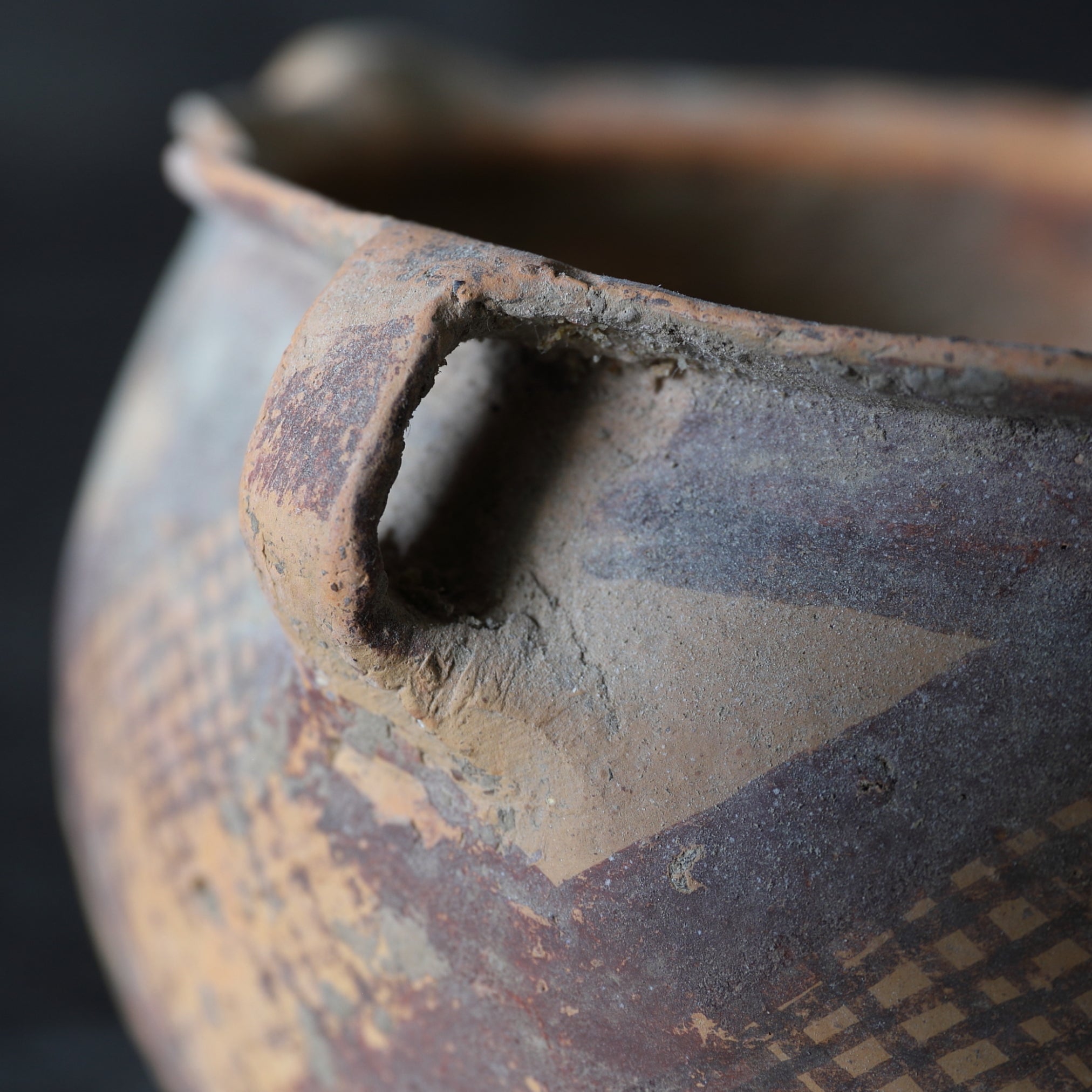WEITHALSIGES GEFÄSS, Bemalte Keramik, Majiayao-Kultur(3300–2050 v. Chr.)