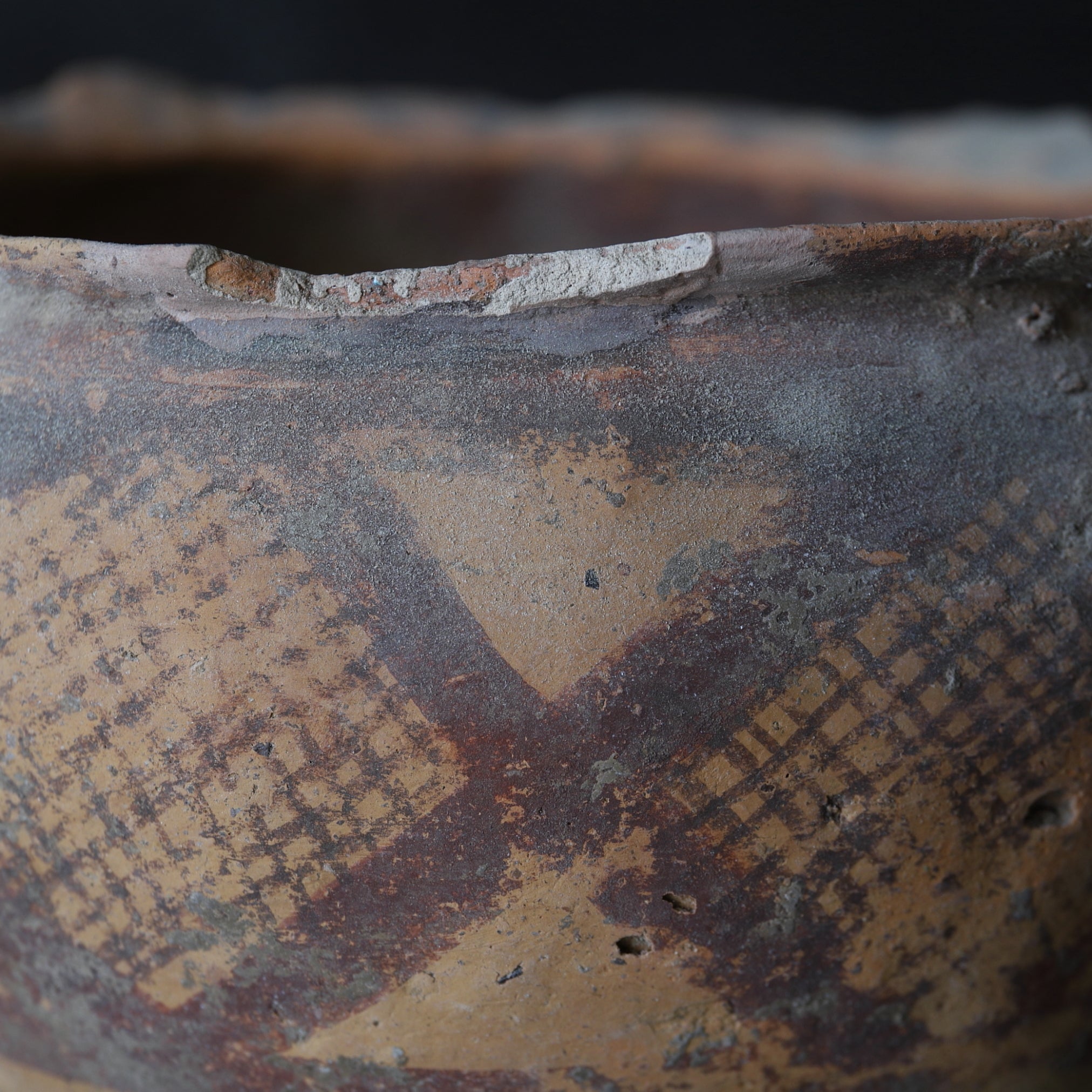 WEITHALSIGES GEFÄSS, Bemalte Keramik, Majiayao-Kultur(3300–2050 v. Chr.)
