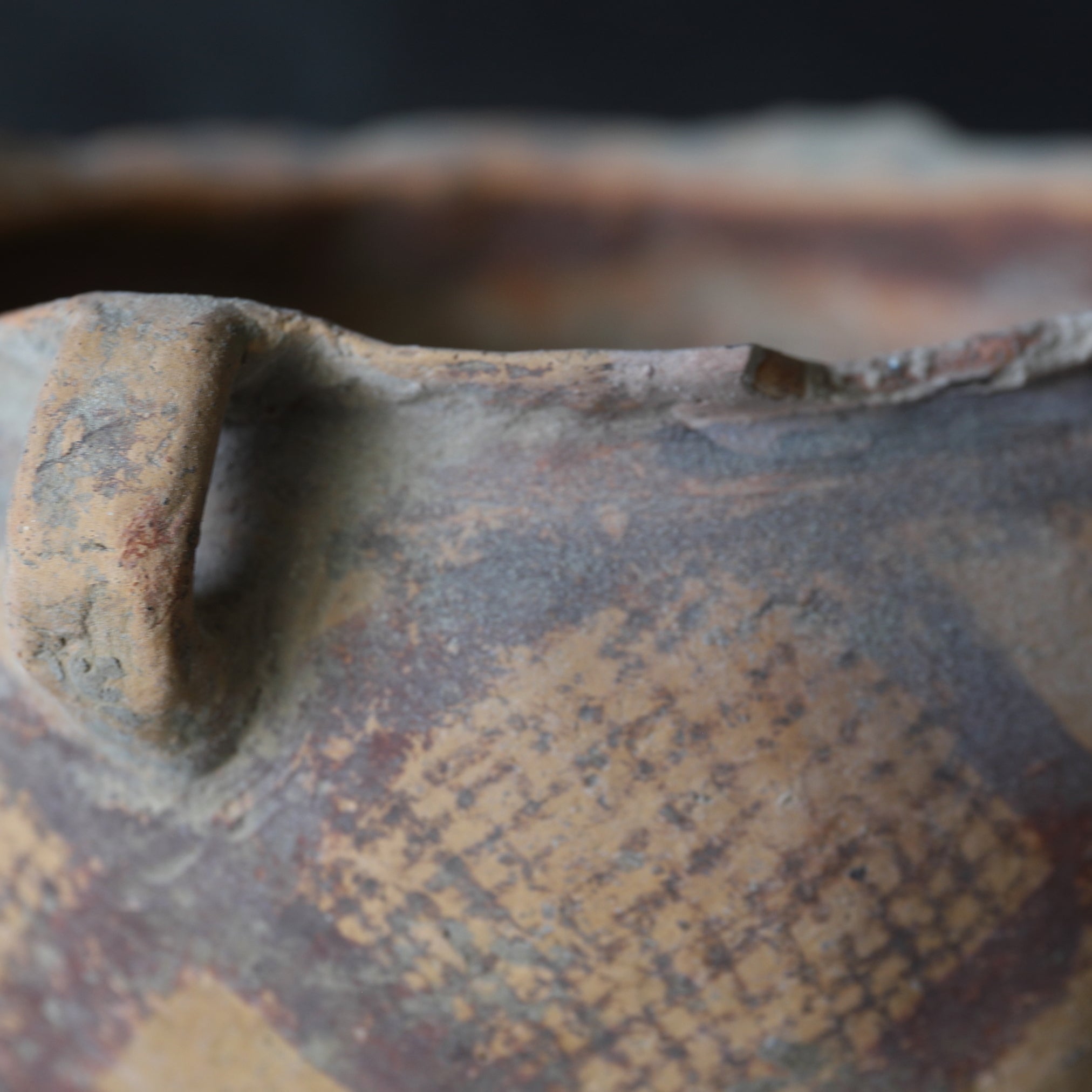 WEITHALSIGES GEFÄSS, Bemalte Keramik, Majiayao-Kultur(3300–2050 v. Chr.)