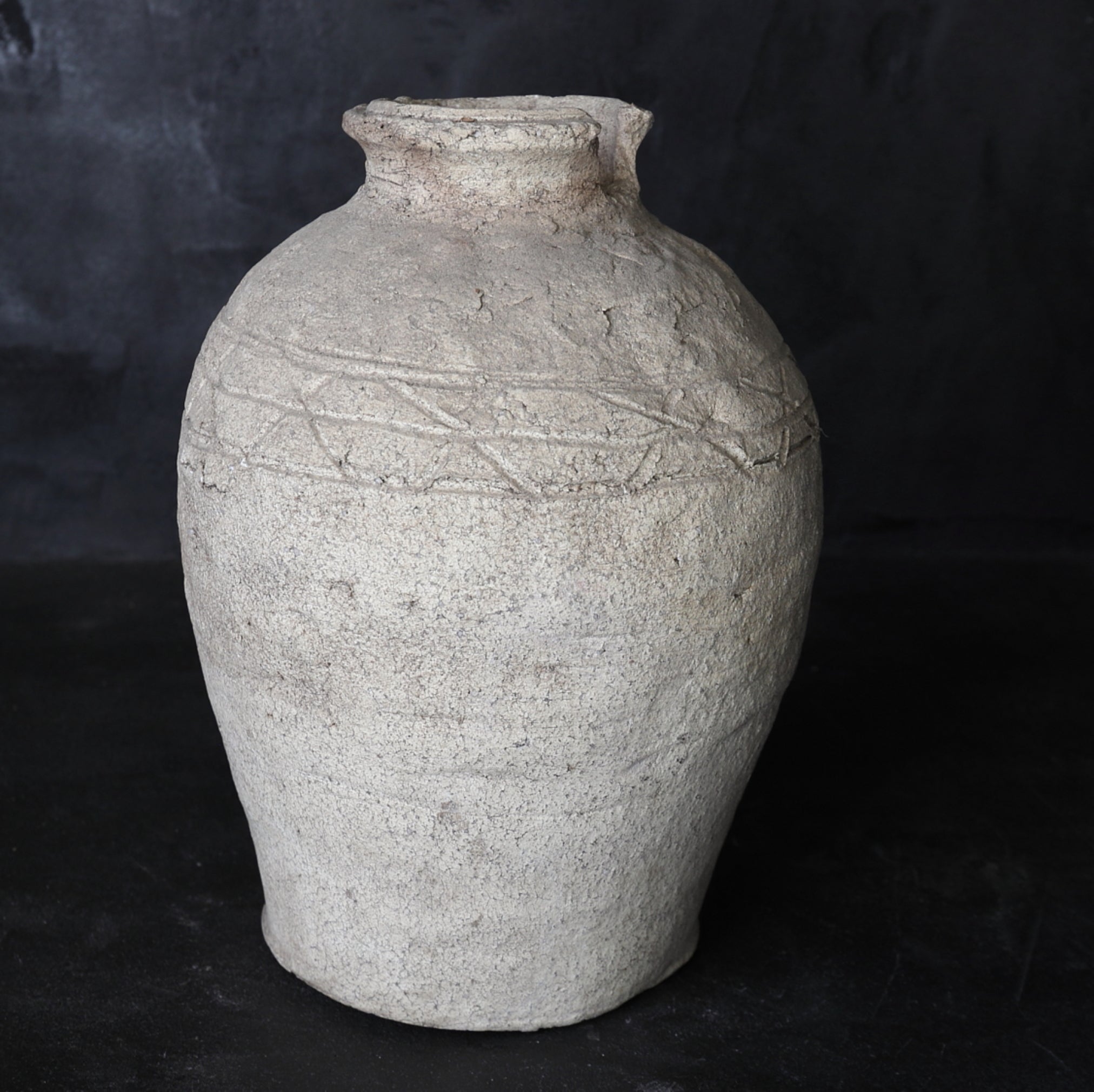JARRA, Ko-Shigaraki, con patrón de cerca de ciprés, Período Muromachi(1336–1573 d. C.)