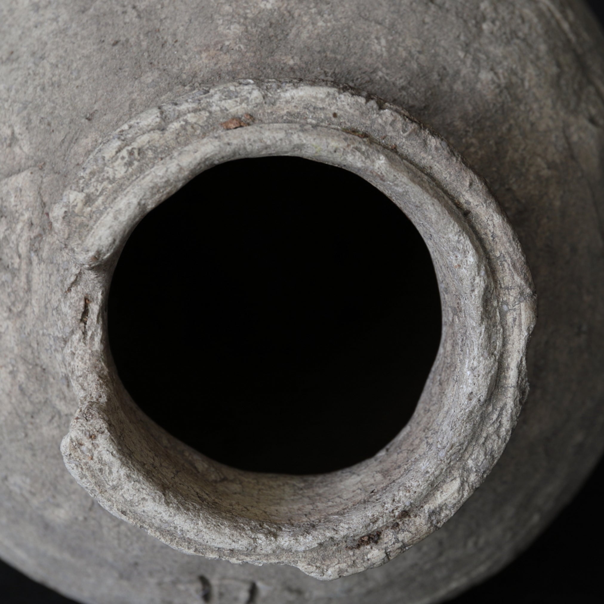 JARRA, Ko-Shigaraki, con patrón de cerca de ciprés, Período Muromachi(1336–1573 d. C.)
