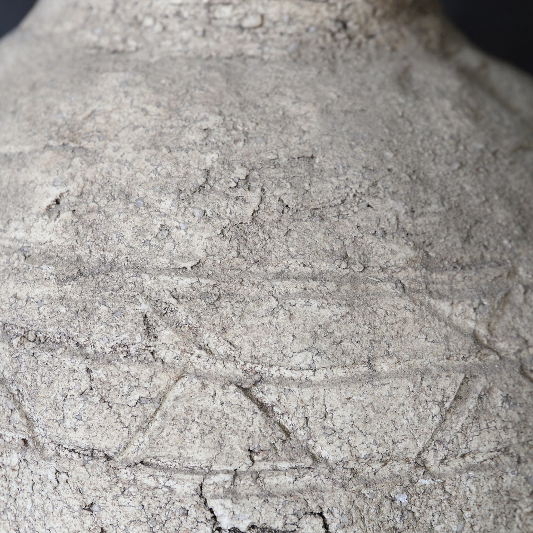 JARRA, Ko-Shigaraki, con patrón de cerca de ciprés, Período Muromachi(1336–1573 d. C.)