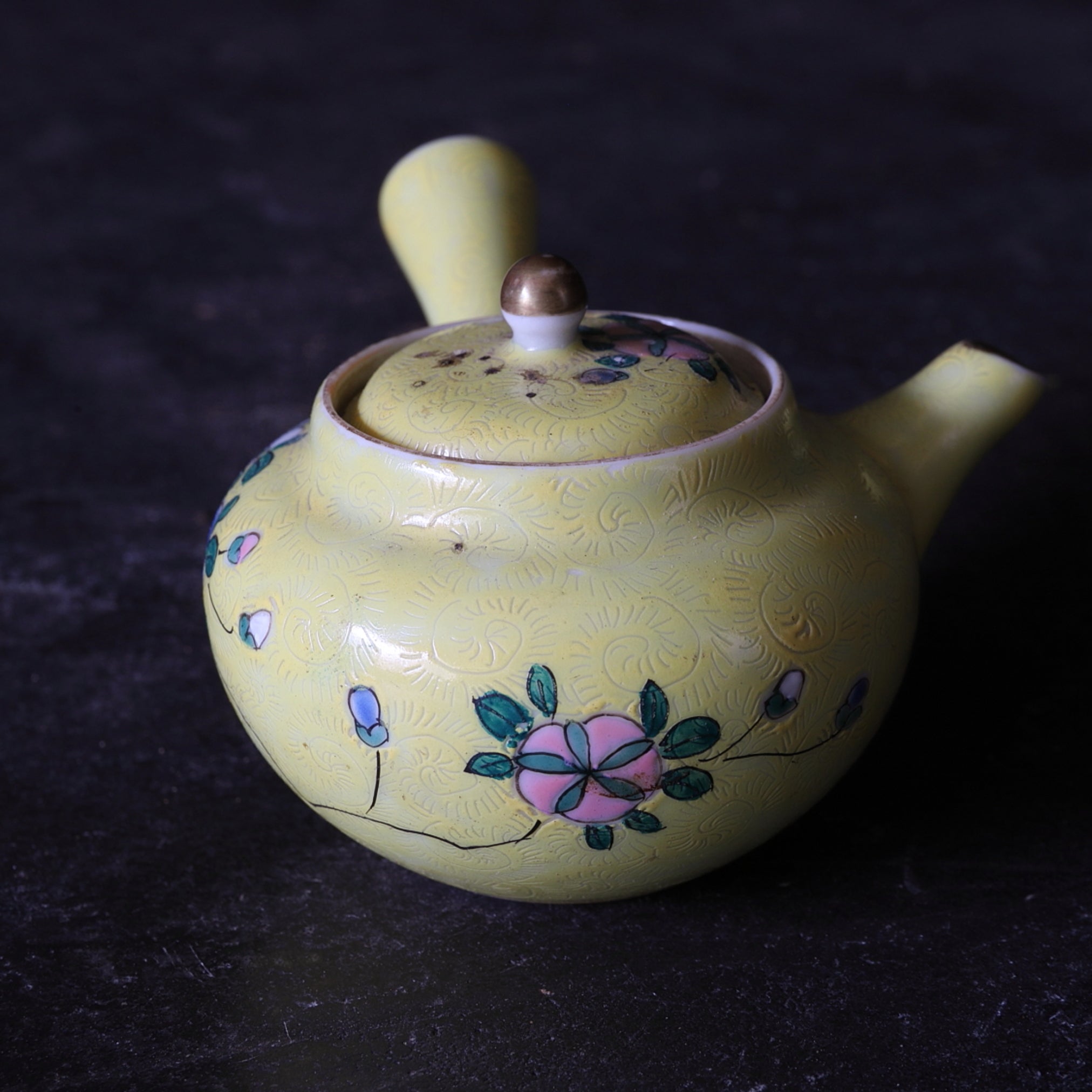 SENCHA-TEEKANNE, Jikin-de, gemarkt Qianlong nian zhi, famille-rose-verzierte mit florales muster, Qing-Dynastie(1616–1911 n. Chr.)
