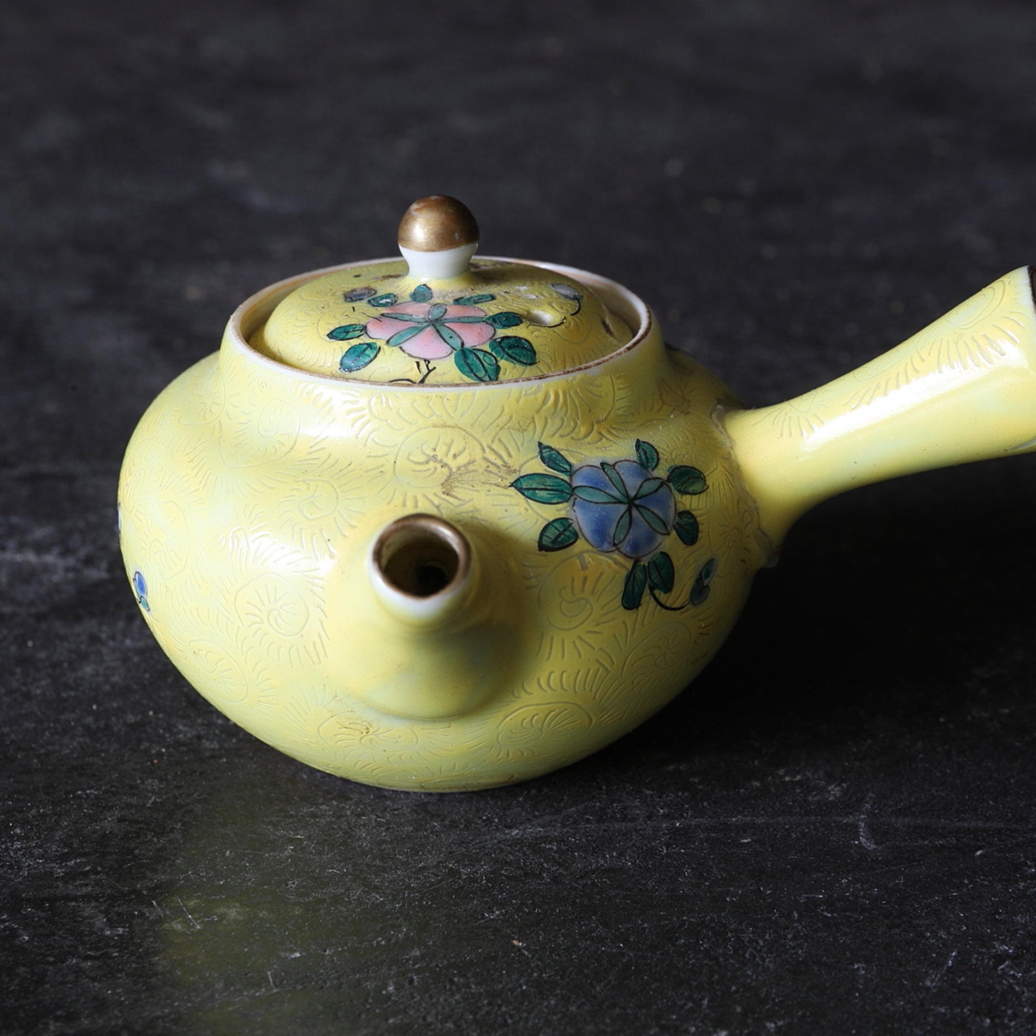 SENCHA-TEEKANNE, Jikin-de, gemarkt Qianlong nian zhi, famille-rose-verzierte mit florales muster, Qing-Dynastie(1616–1911 n. Chr.)
