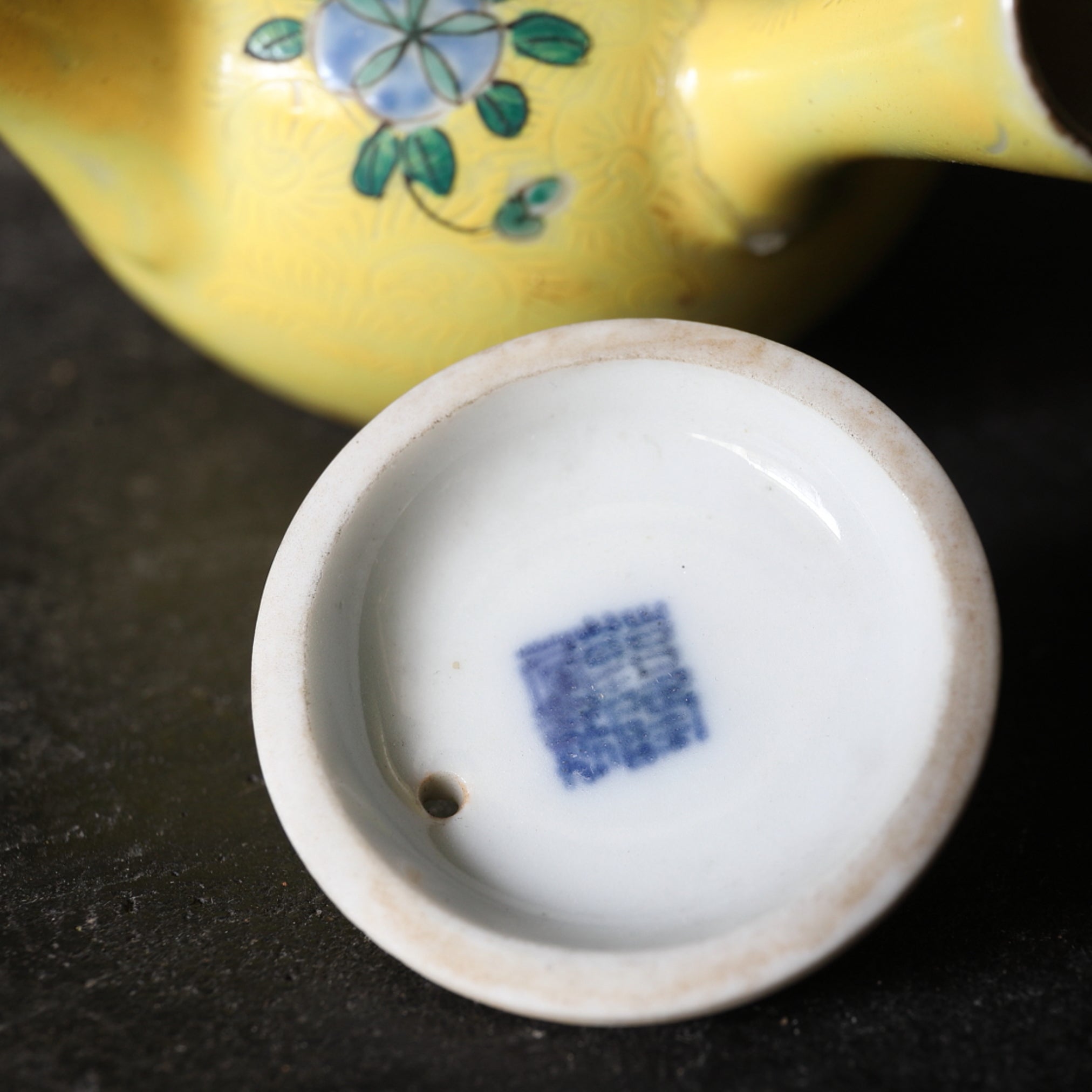 SENCHA-TEEKANNE, Jikin-de, gemarkt Qianlong nian zhi, famille-rose-verzierte mit florales muster, Qing-Dynastie(1616–1911 n. Chr.)