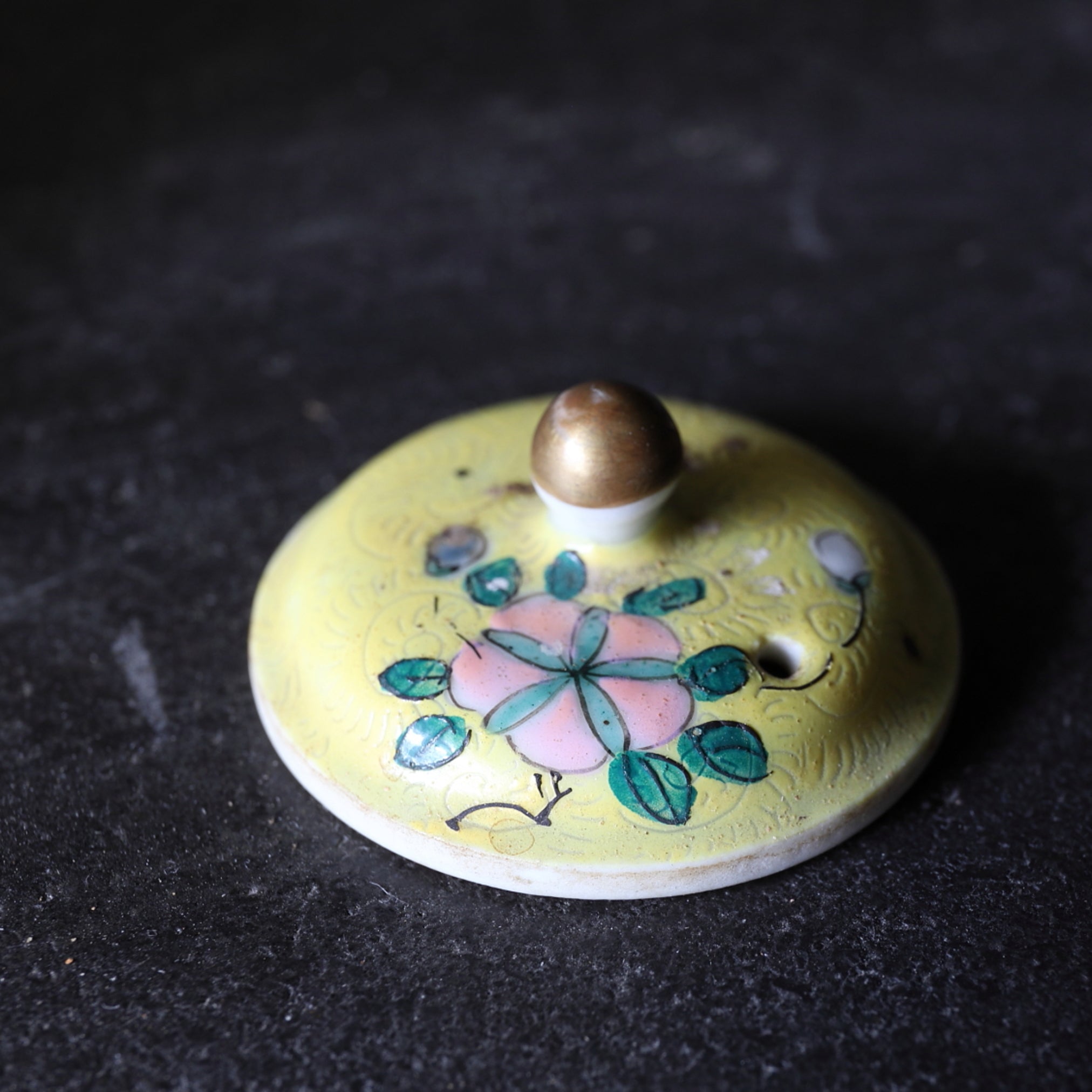 SENCHA-TEEKANNE, Jikin-de, gemarkt Qianlong nian zhi, famille-rose-verzierte mit florales muster, Qing-Dynastie(1616–1911 n. Chr.)