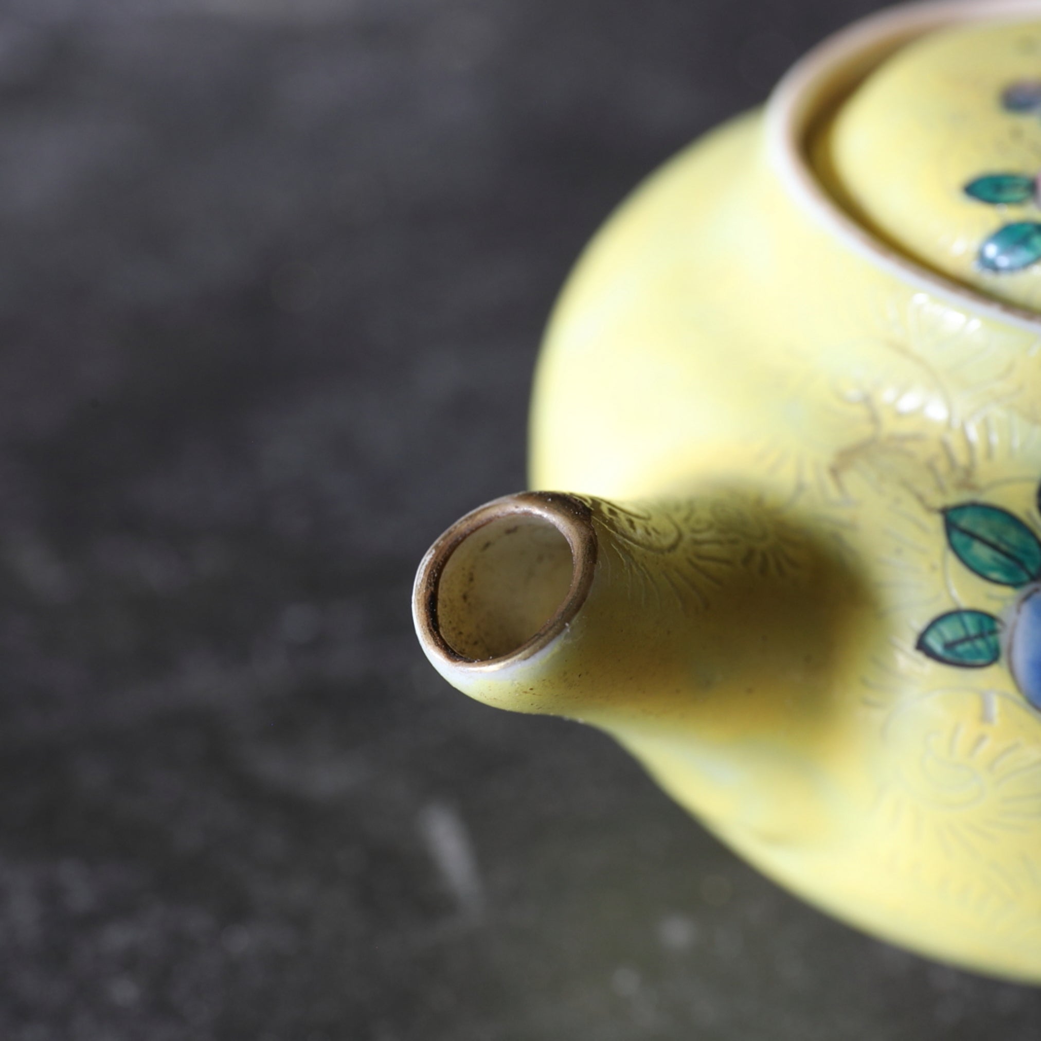 SENCHA-TEEKANNE, Jikin-de, gemarkt Qianlong nian zhi, famille-rose-verzierte mit florales muster, Qing-Dynastie(1616–1911 n. Chr.)