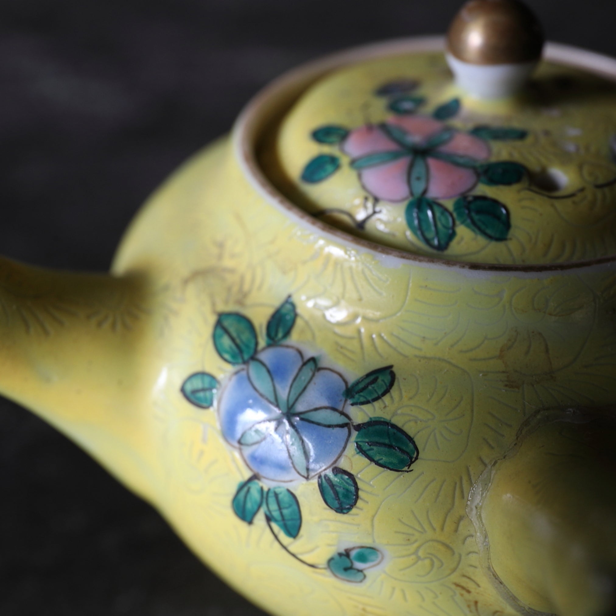 SENCHA-TEEKANNE, Jikin-de, gemarkt Qianlong nian zhi, famille-rose-verzierte mit florales muster, Qing-Dynastie(1616–1911 n. Chr.)