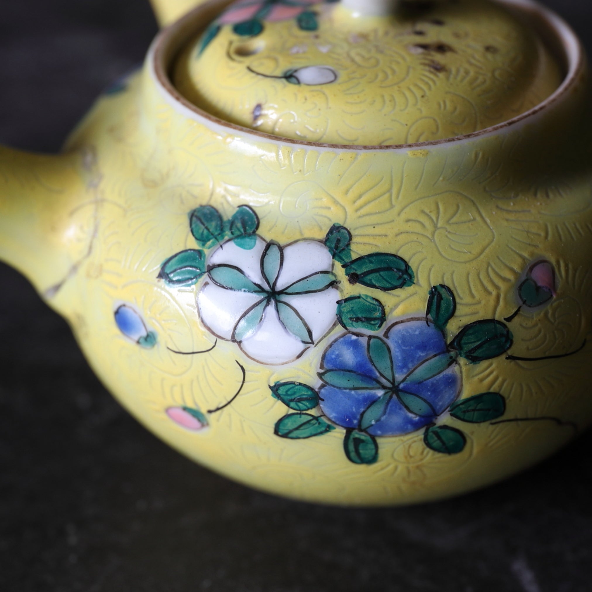 SENCHA-TEEKANNE, Jikin-de, gemarkt Qianlong nian zhi, famille-rose-verzierte mit florales muster, Qing-Dynastie(1616–1911 n. Chr.)