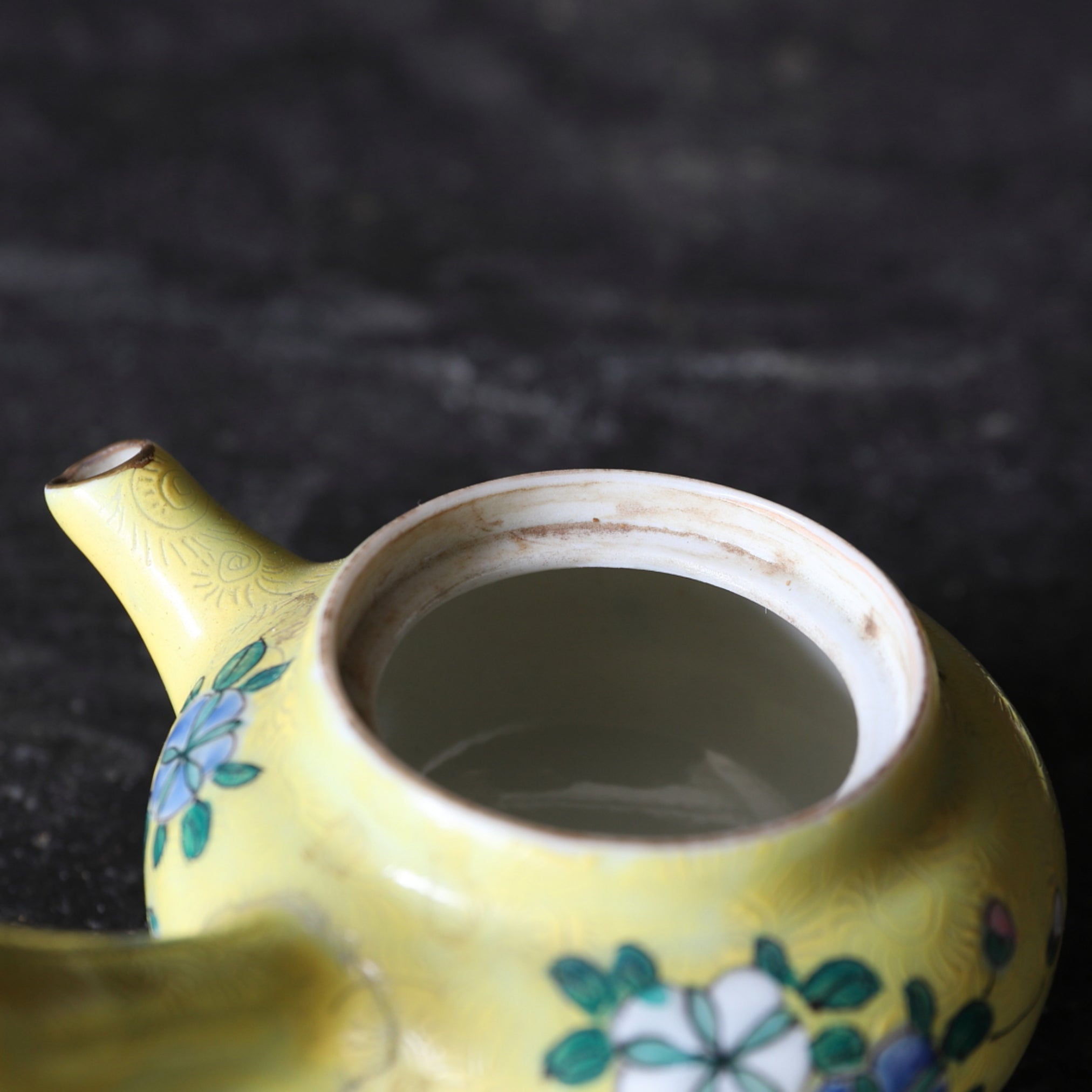 SENCHA-TEEKANNE, Jikin-de, gemarkt Qianlong nian zhi, famille-rose-verzierte mit florales muster, Qing-Dynastie(1616–1911 n. Chr.)