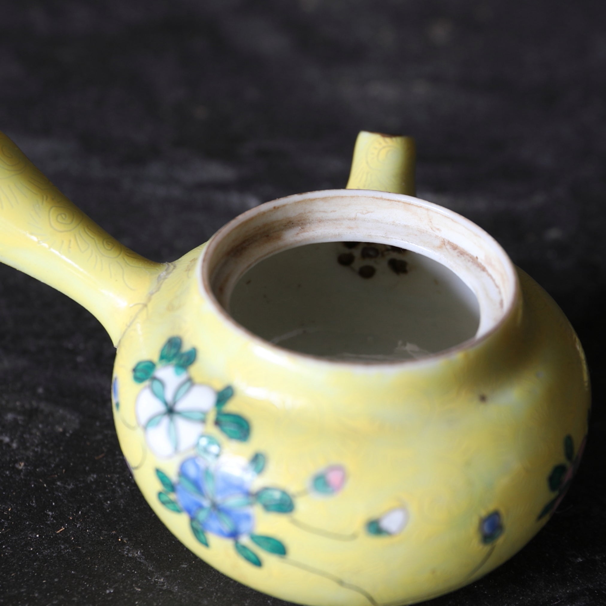 SENCHA-TEEKANNE, Jikin-de, gemarkt Qianlong nian zhi, famille-rose-verzierte mit florales muster, Qing-Dynastie(1616–1911 n. Chr.)