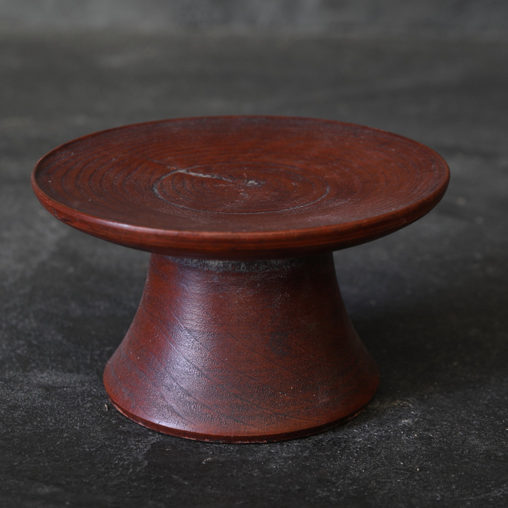 HOUTEN KOM OP VOET MET VASTE SCHOTEL, Joseon-dynastie(1392–1897 n.Chr.)