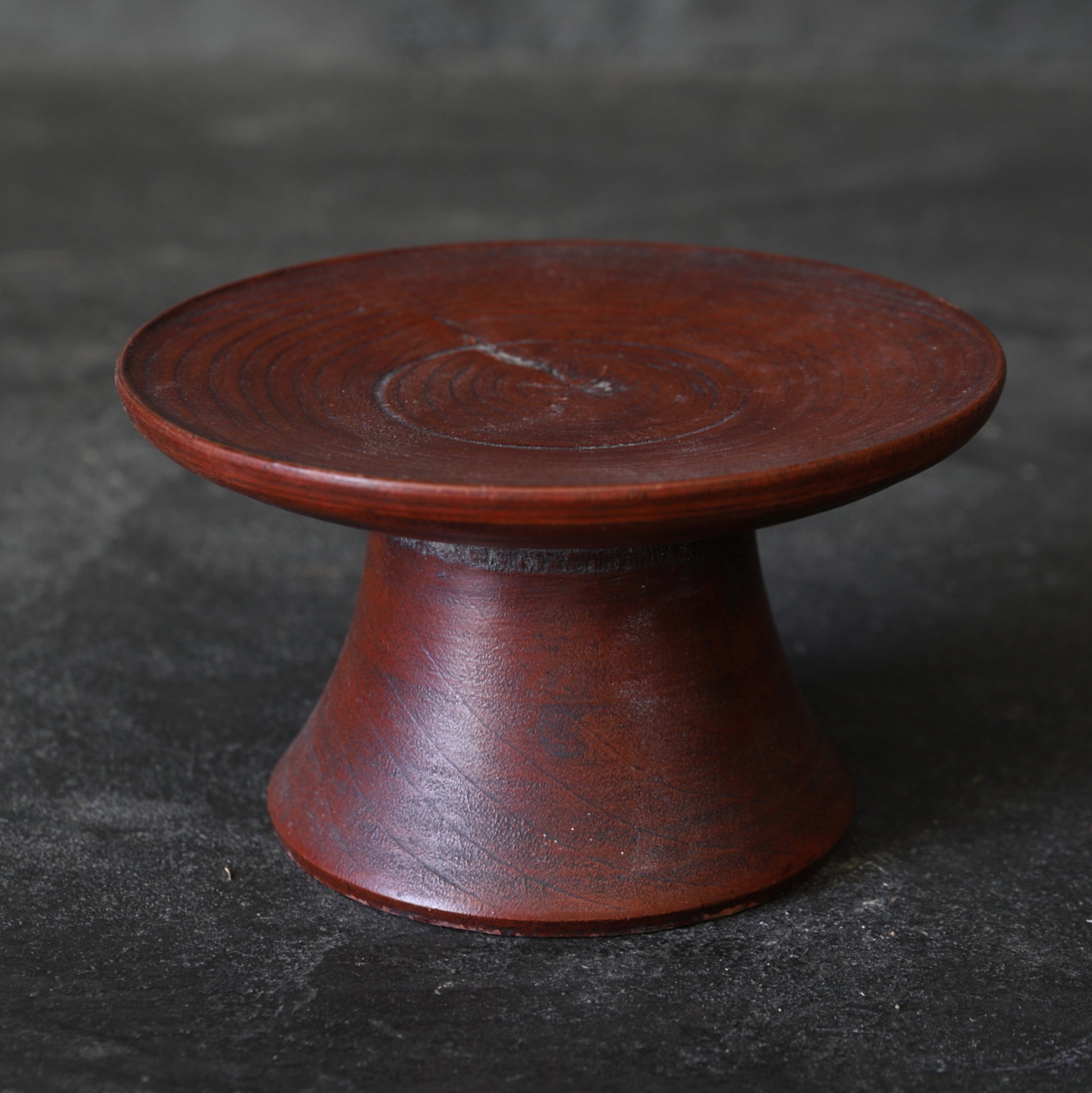 HOUTEN KOM OP VOET MET VASTE SCHOTEL, Joseon-dynastie(1392–1897 n.Chr.)