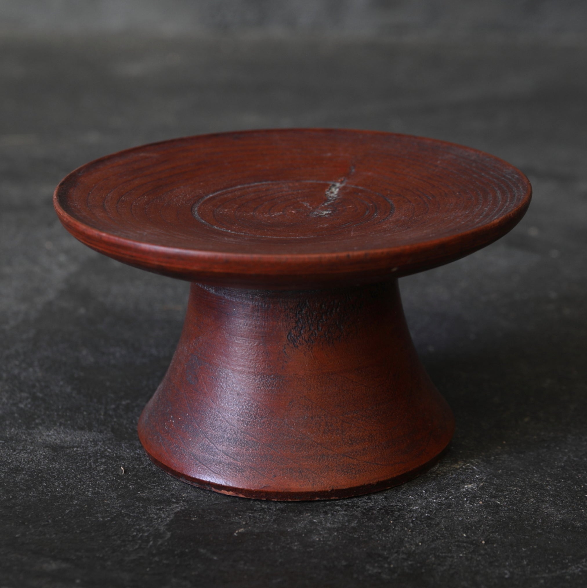 HOUTEN KOM OP VOET MET VASTE SCHOTEL, Joseon-dynastie(1392–1897 n.Chr.)