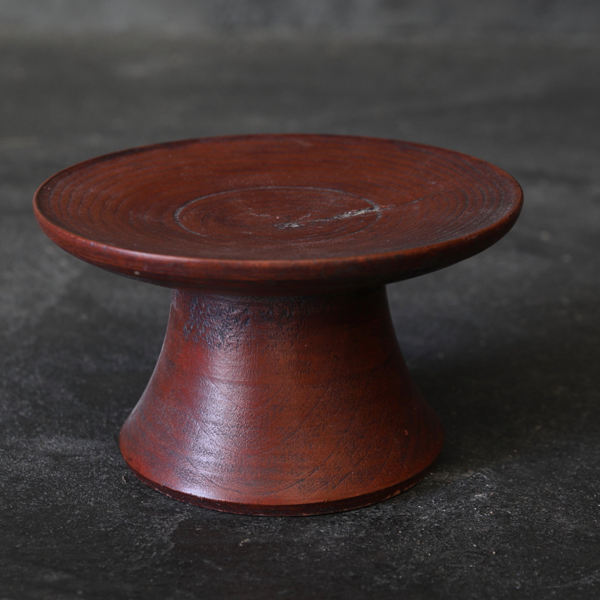 HOUTEN KOM OP VOET MET VASTE SCHOTEL, Joseon-dynastie(1392–1897 n.Chr.)