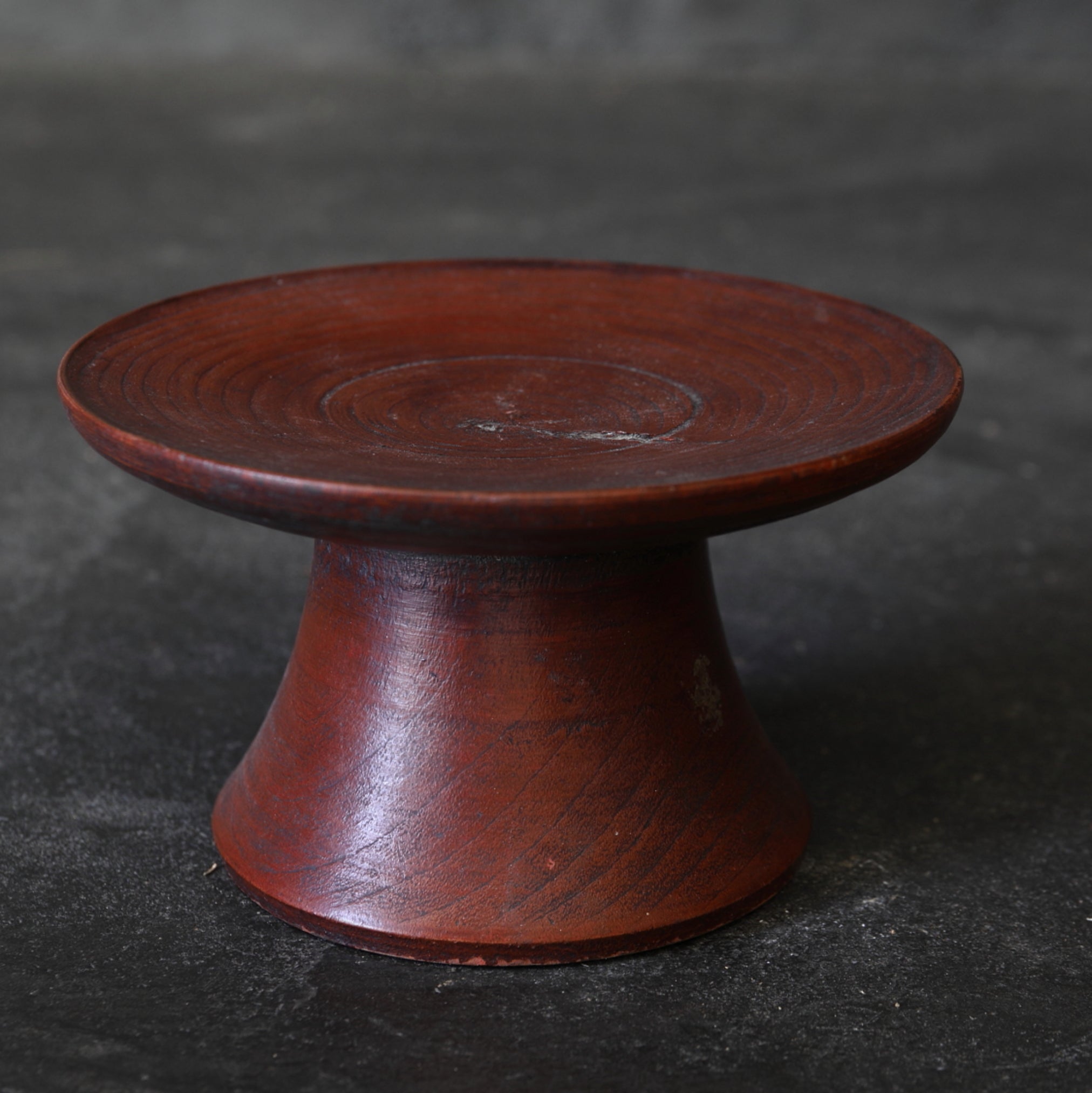 HOUTEN KOM OP VOET MET VASTE SCHOTEL, Joseon-dynastie(1392–1897 n.Chr.)