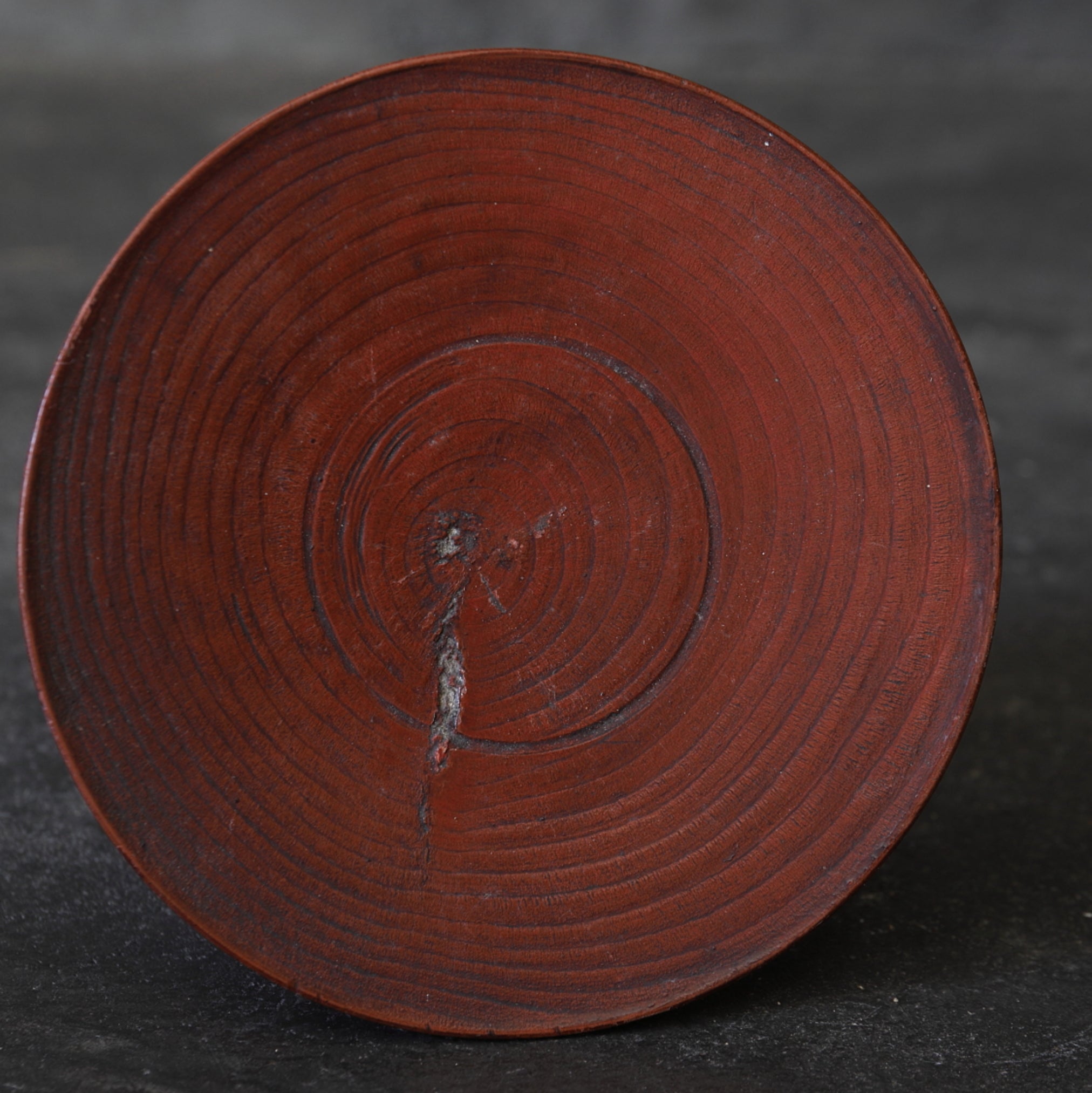 HOUTEN KOM OP VOET MET VASTE SCHOTEL, Joseon-dynastie(1392–1897 n.Chr.)