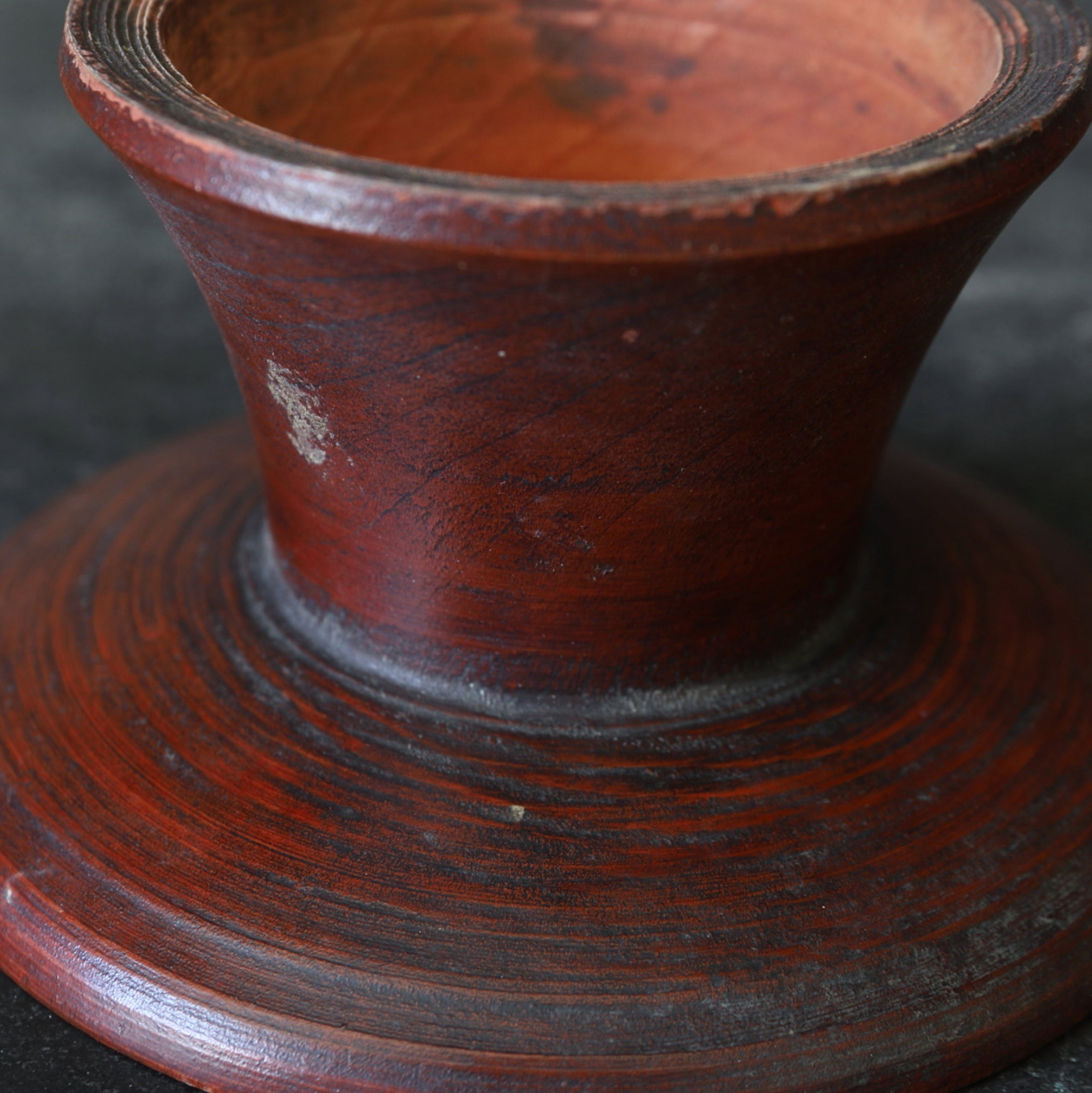 HOUTEN KOM OP VOET MET VASTE SCHOTEL, Joseon-dynastie(1392–1897 n.Chr.)