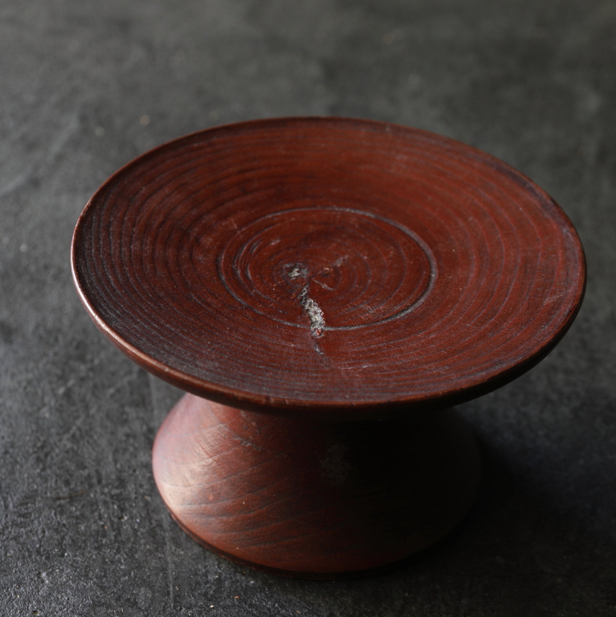 HOUTEN KOM OP VOET MET VASTE SCHOTEL, Joseon-dynastie(1392–1897 n.Chr.)