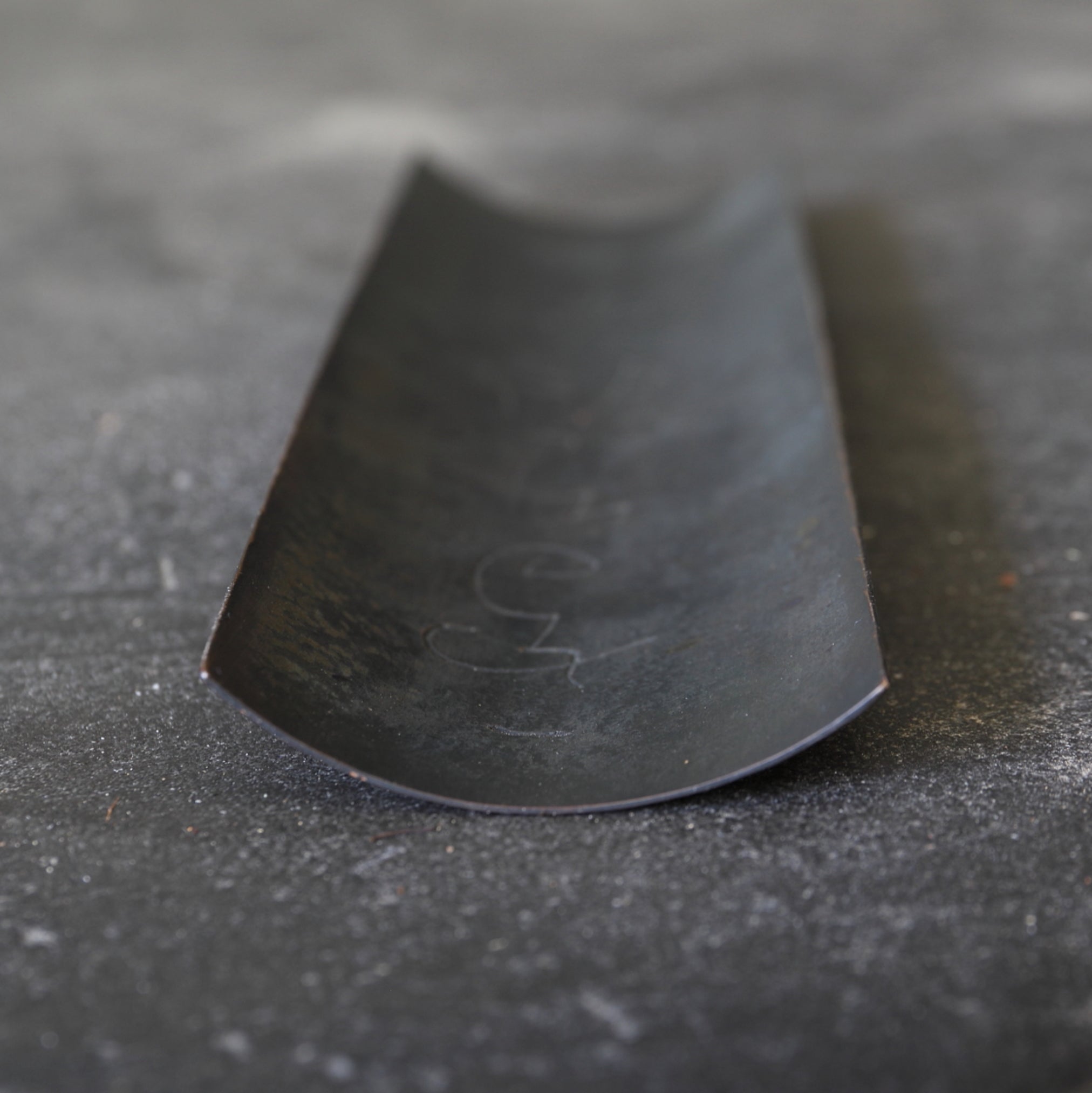 CUCHARA PARA TÉ DE COBRE, Tallada con diseño de poema chino, marcado, Moderno(Siglos XIX–XX)