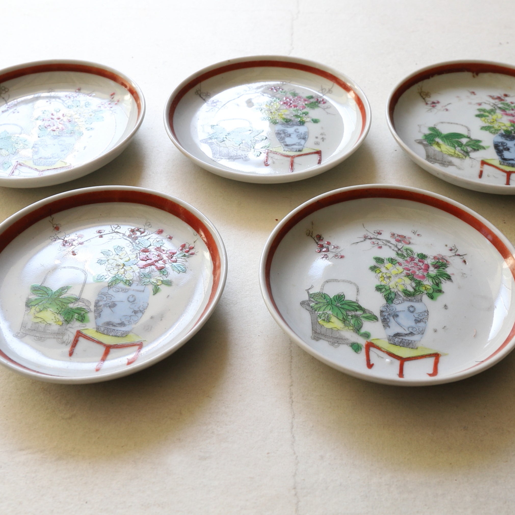 TELLER, Famille-rose-verzierter mit Pflaumenblütenmuster, 5er-set, Qing-Dynastie(1616–1911 n. Chr.)