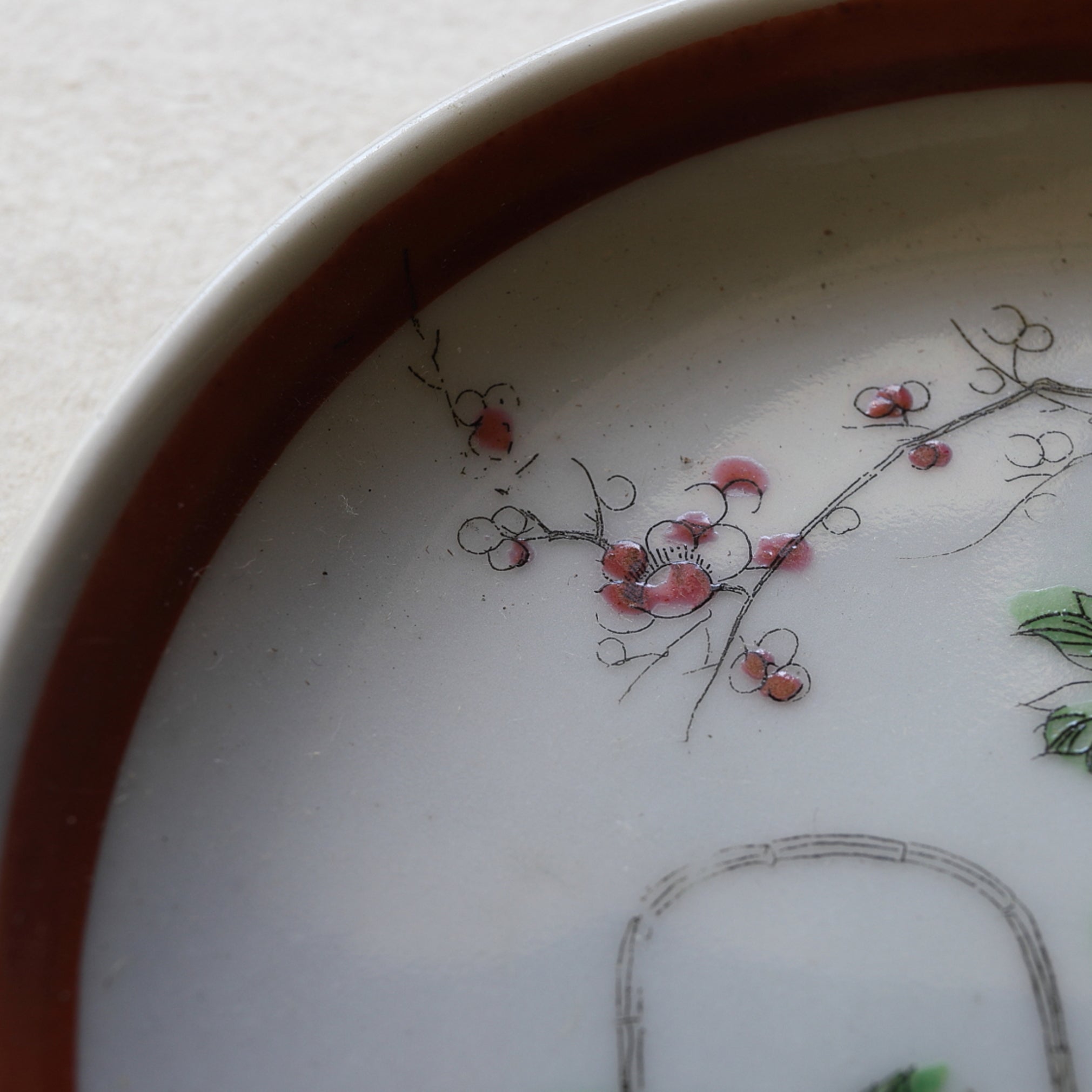 TELLER, Famille-rose-verzierter mit Pflaumenblütenmuster, 5er-set, Qing-Dynastie(1616–1911 n. Chr.)