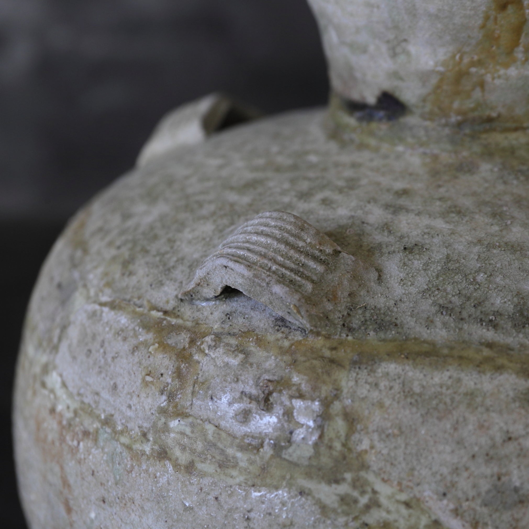 JARRA CON CUATRO ASAS, Ko-Seto, vidriado ceniza, Período Kamakura(1185–1333 d. C.)