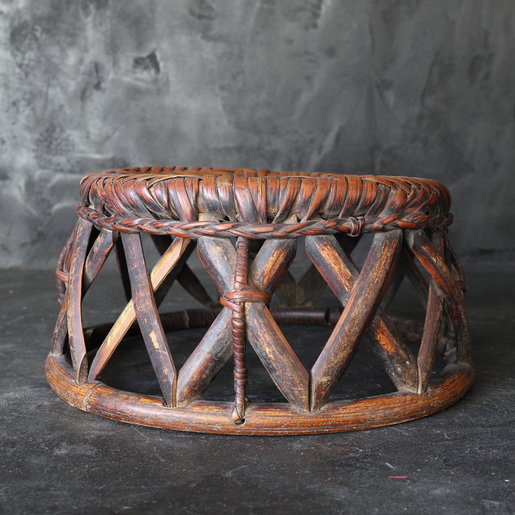 TABURETE BAJO DE BAMBÚ TEJIDO, Yao, c6, Edad Moderna Temprana(Siglos XVI–XIX)