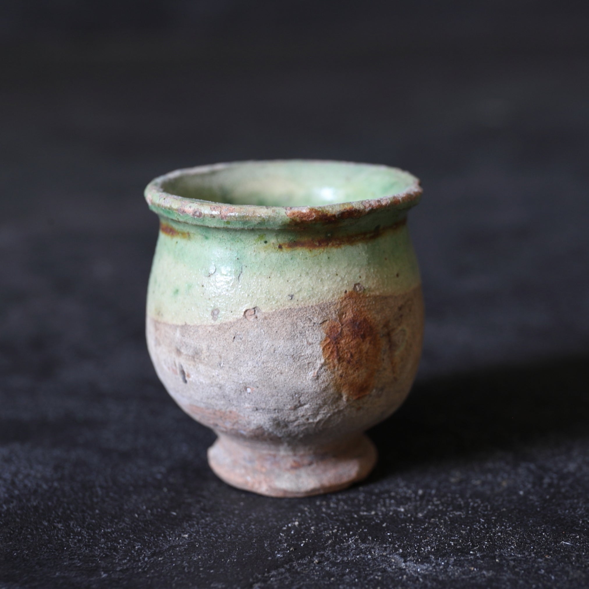 VASO PICCOLO, Smaltato verde, Antichità francese, Età moderna iniziale(XVI–XIX secolo)