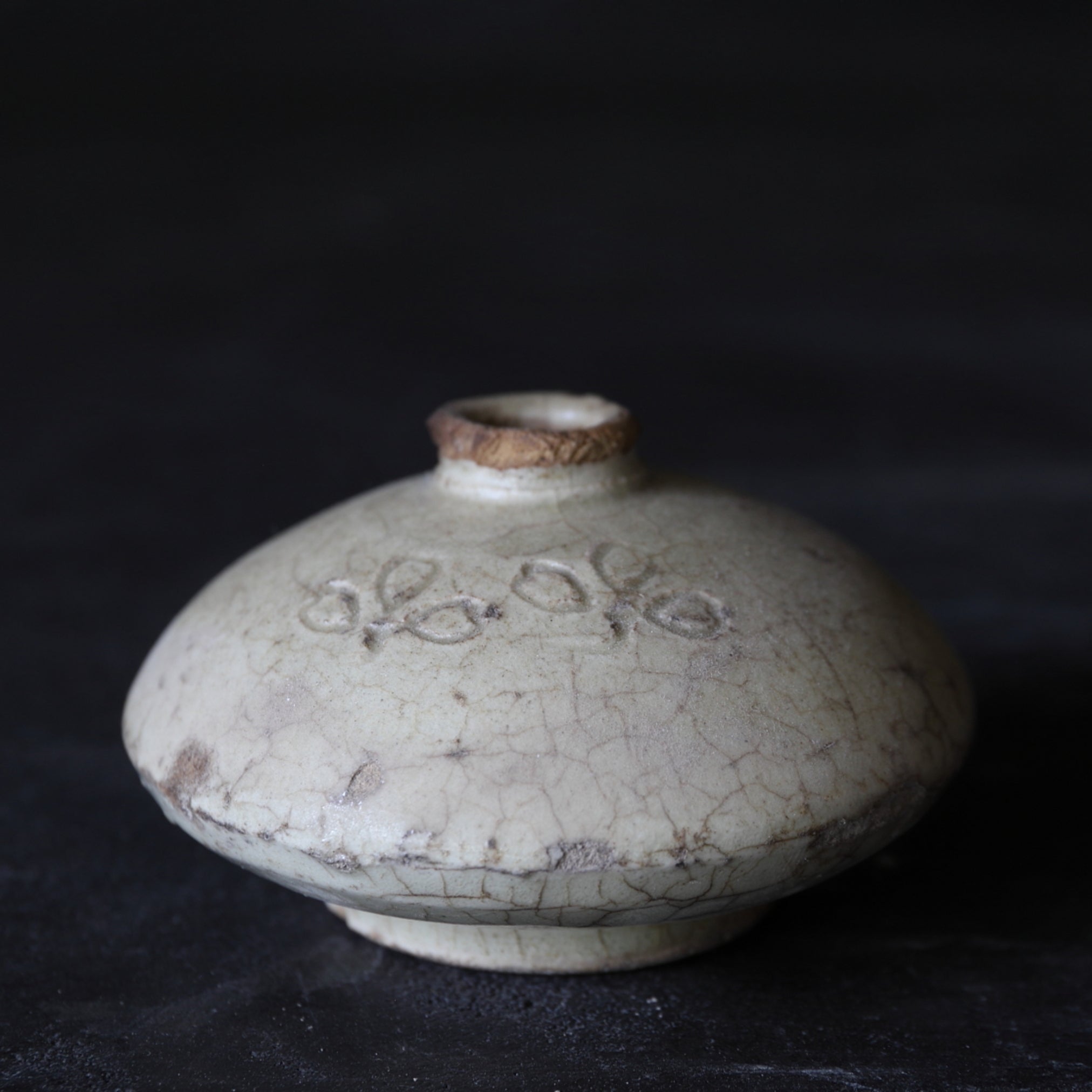 VASO PICCOLO, Ko-Seto, smaltato a cenere, con design floreale stampato, Periodo Edo(1603–1867 d.C.)