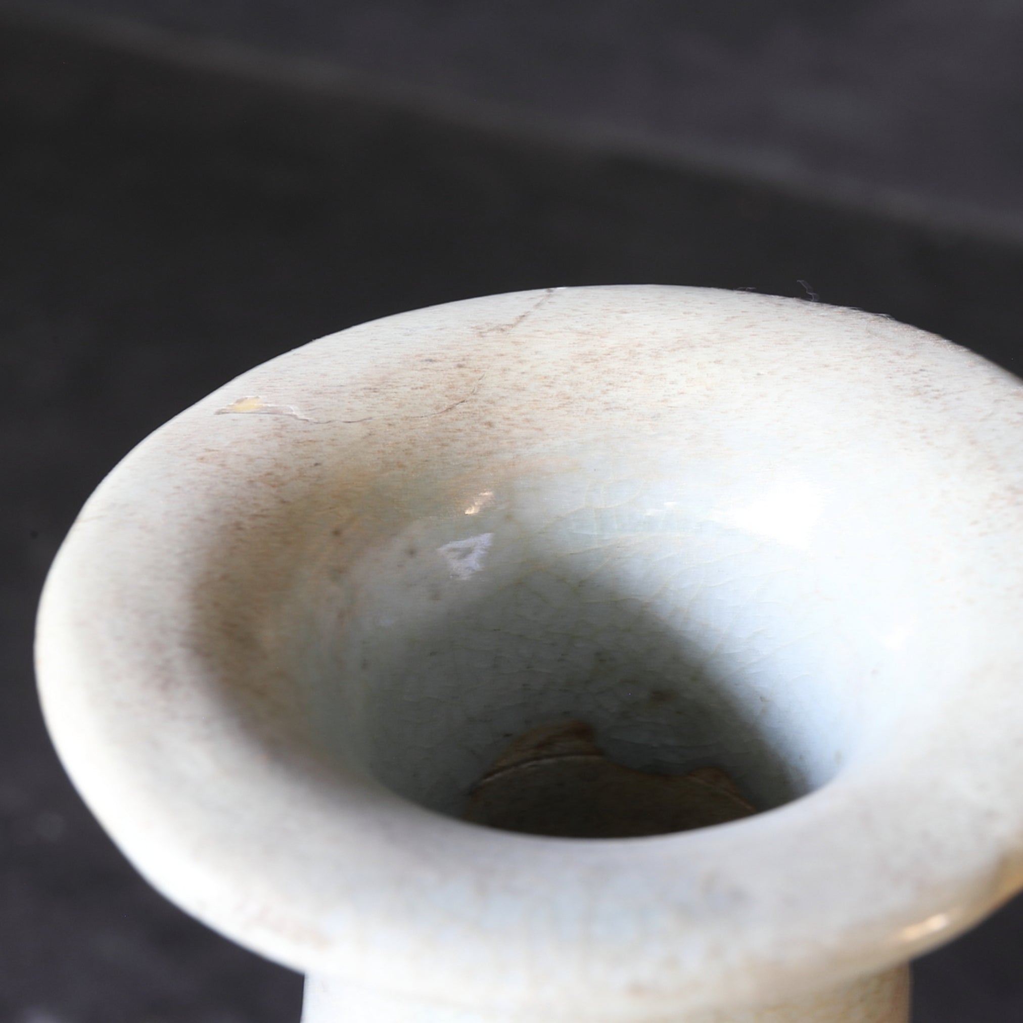 白瓷下撫形大瓶割足(朝鲜王朝, 公元1392年–1897年)