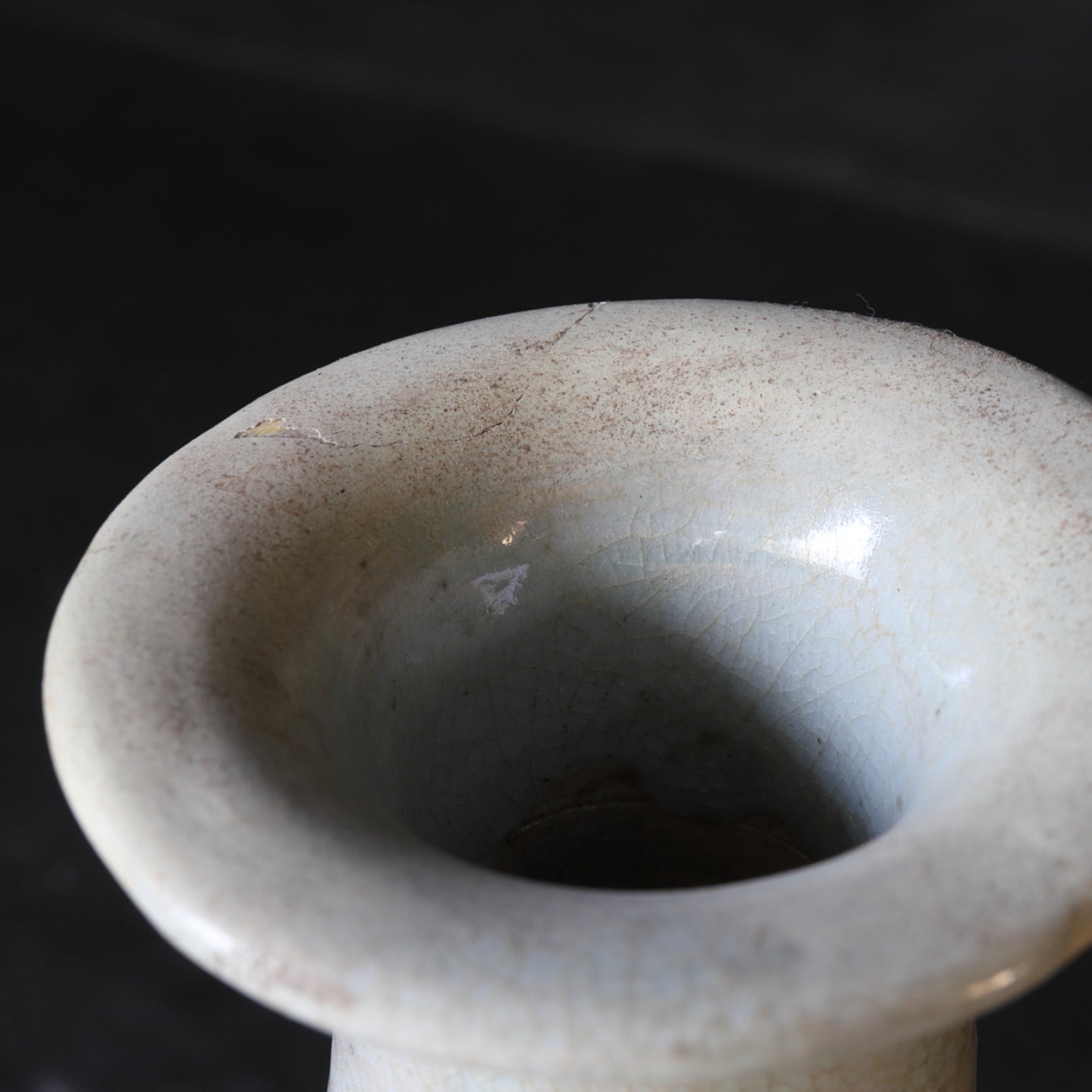 白瓷下撫形大瓶割足(朝鲜王朝, 公元1392年–1897年)
