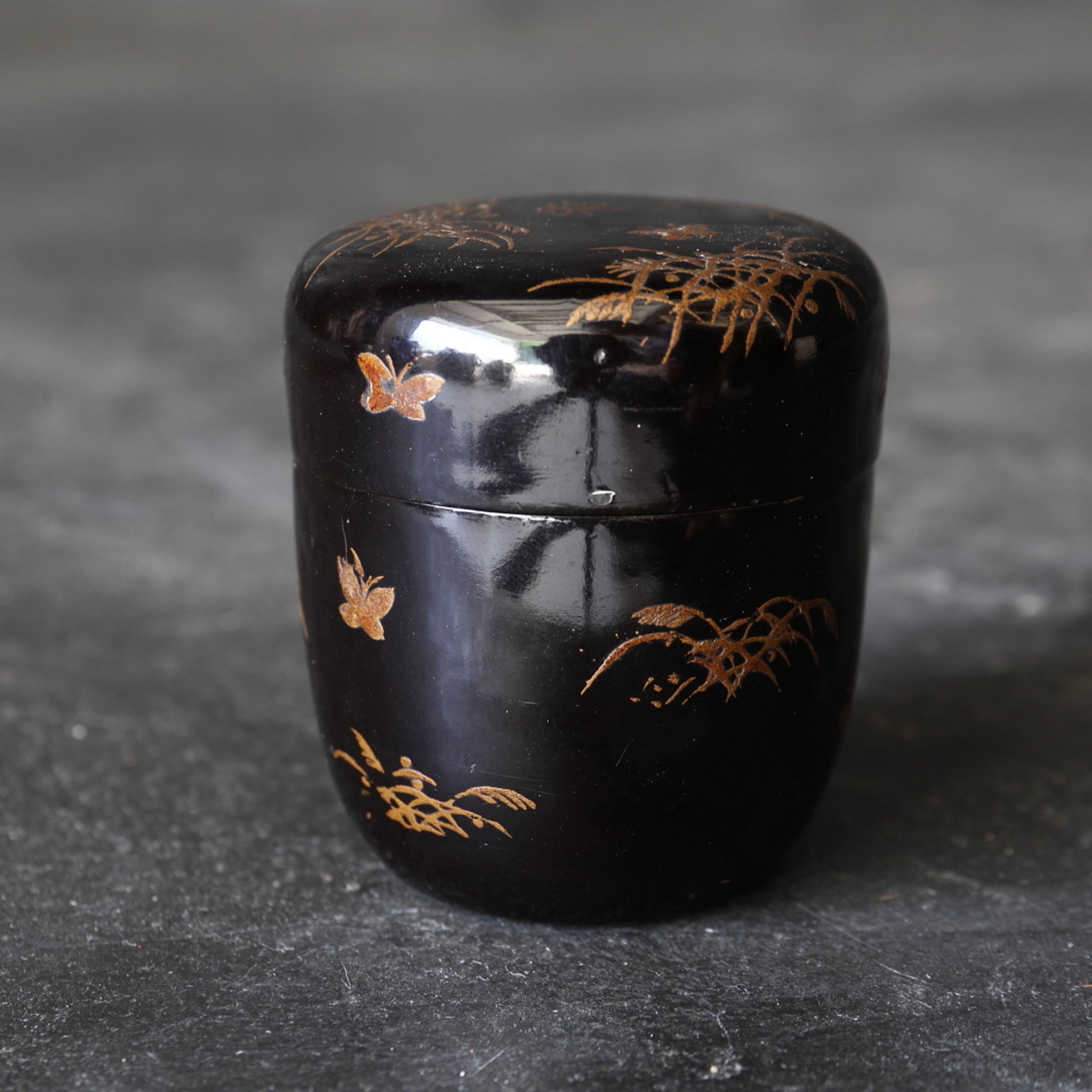 NATSUME, Decorato in Maki-e con decorazione a farfalla ed erba