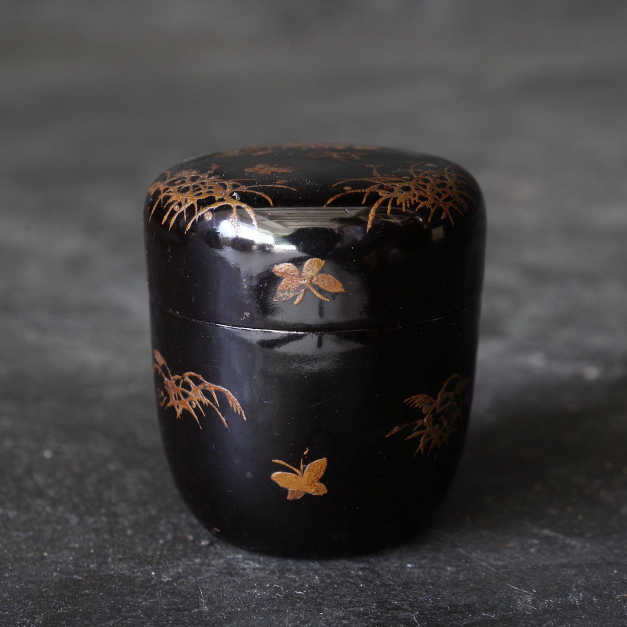 NATSUME, Decorado con Maki-e con diseño de mariposa y hierba