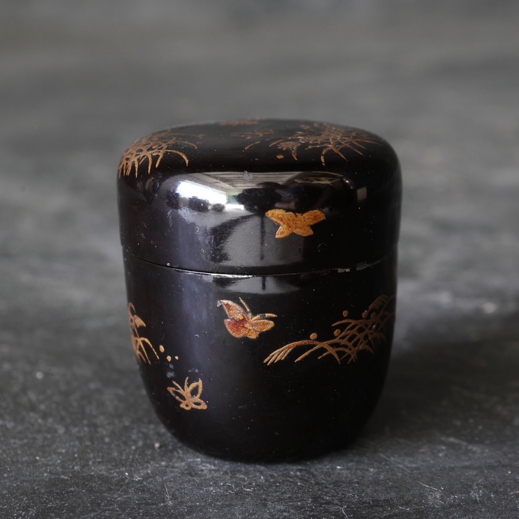 NATSUME, Decorado con Maki-e con diseño de mariposa y hierba