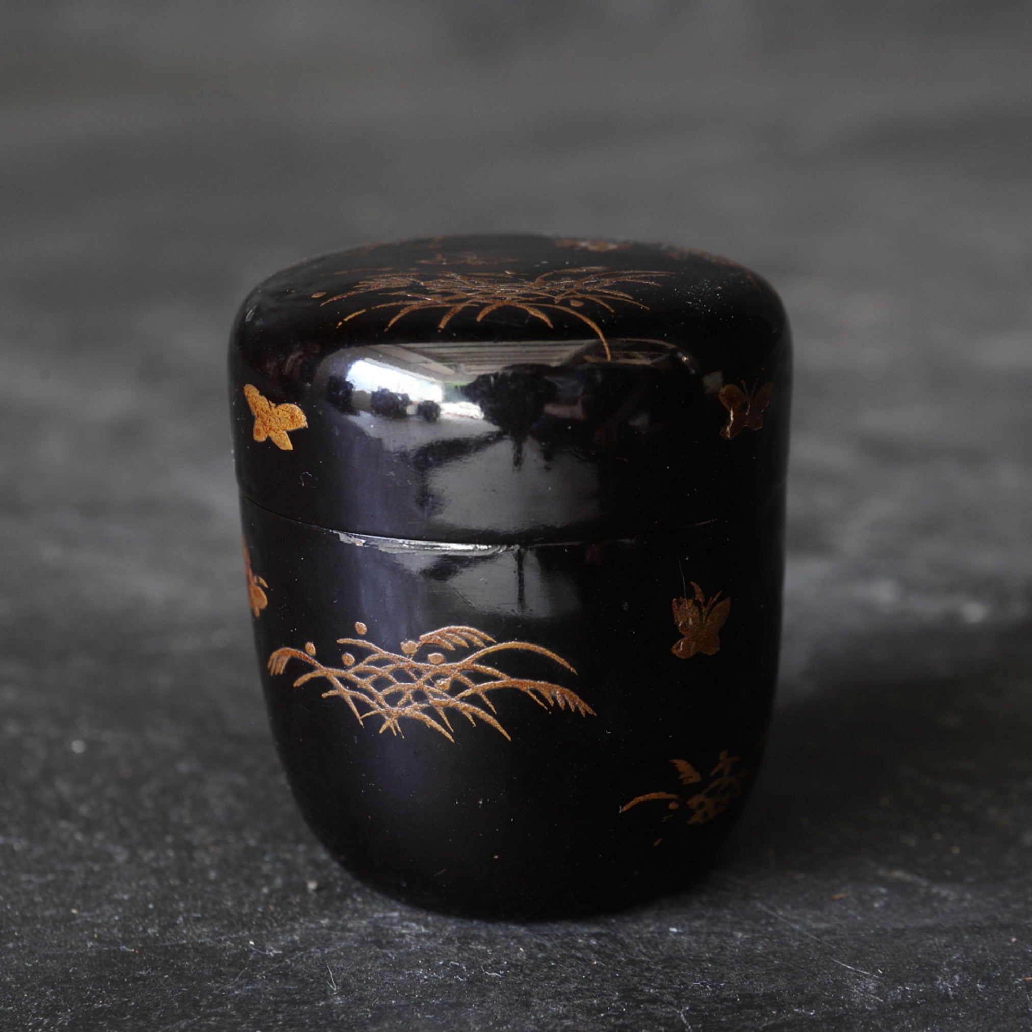 NATSUME, Decorado con Maki-e con diseño de mariposa y hierba
