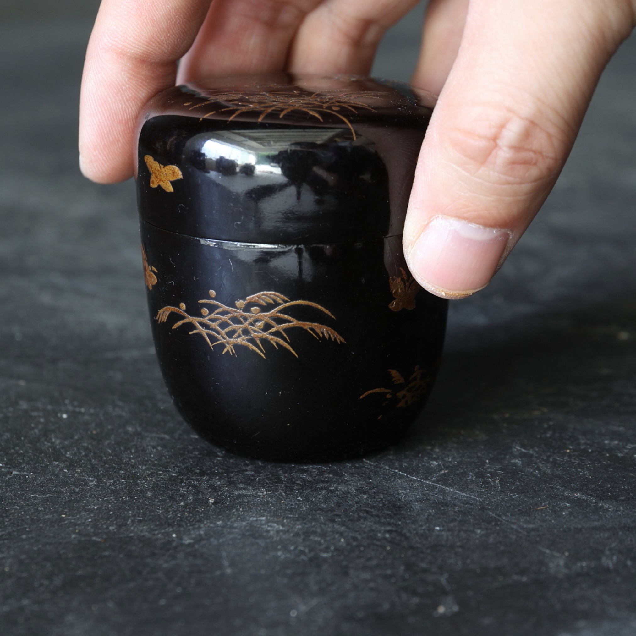 NATSUME, Decorado con Maki-e con diseño de mariposa y hierba