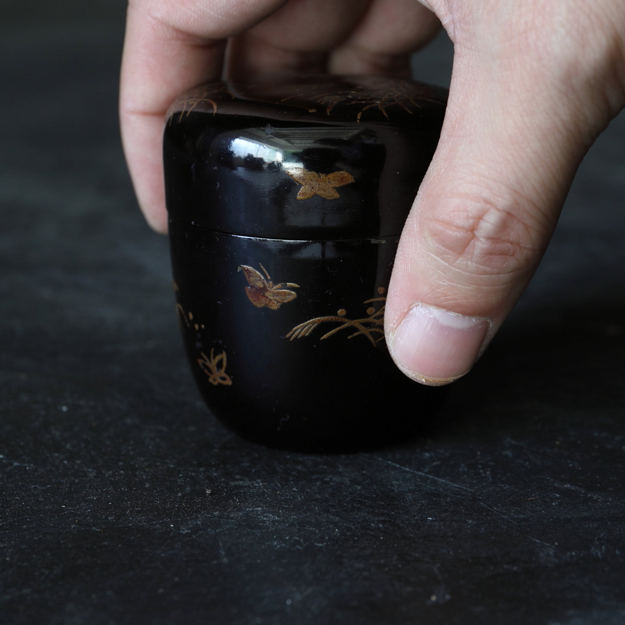 NATSUME, Decorado con Maki-e con diseño de mariposa y hierba
