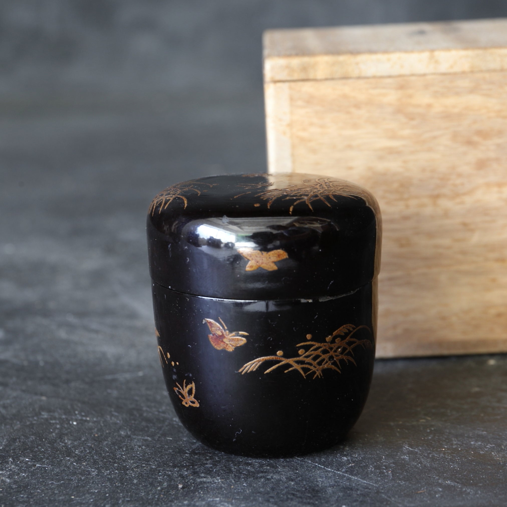 NATSUME, Decorado con Maki-e con diseño de mariposa y hierba