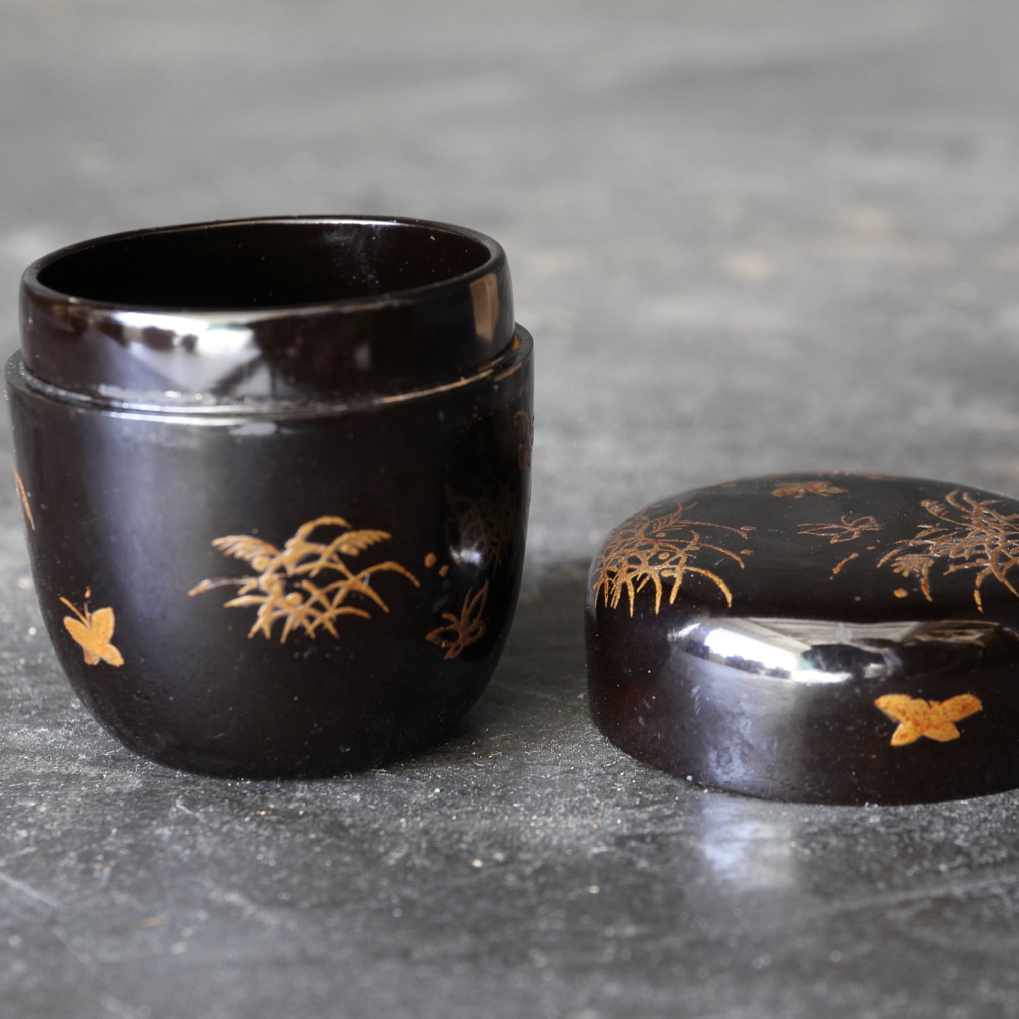 NATSUME, Decorado con Maki-e con diseño de mariposa y hierba