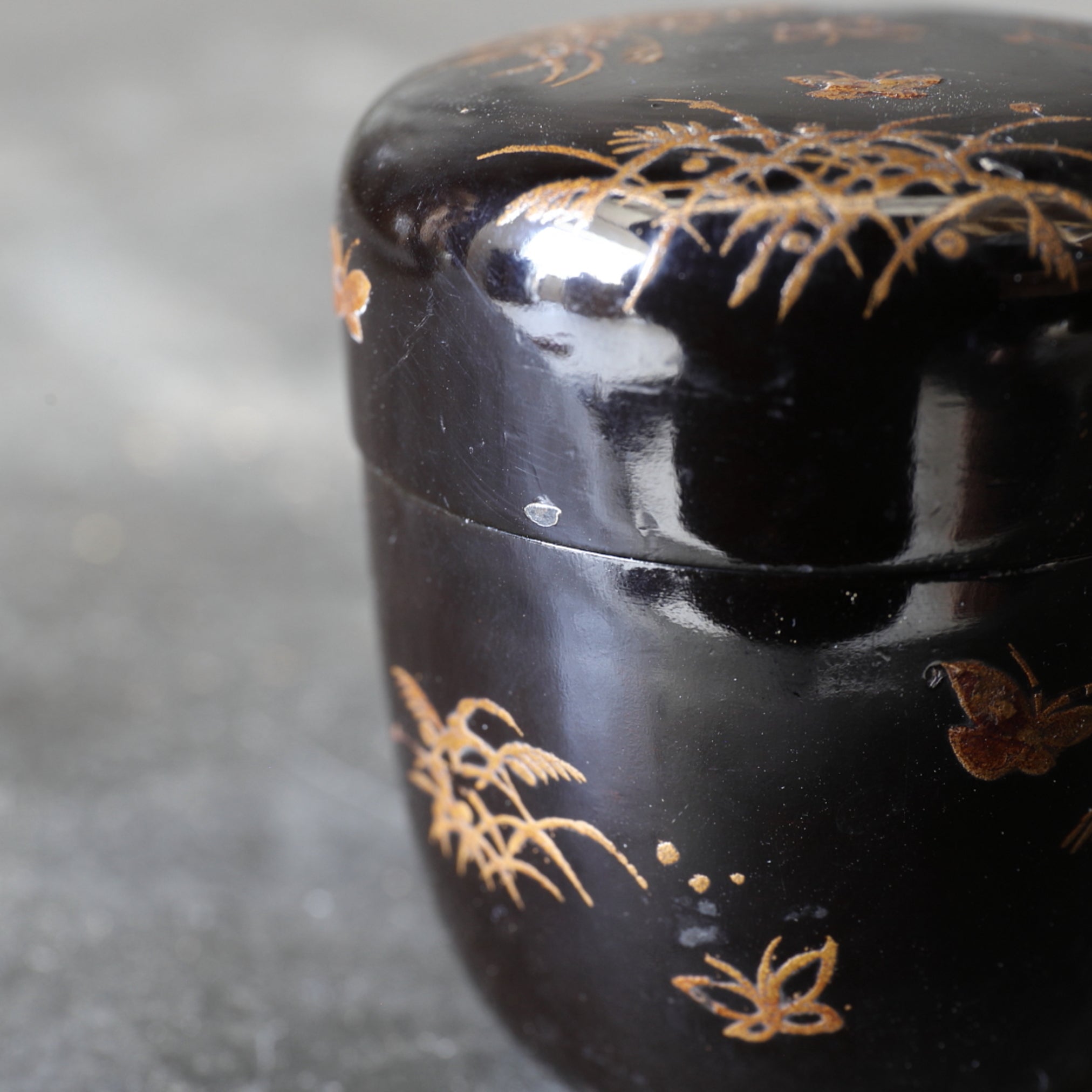 NATSUME, Decorado con Maki-e con diseño de mariposa y hierba