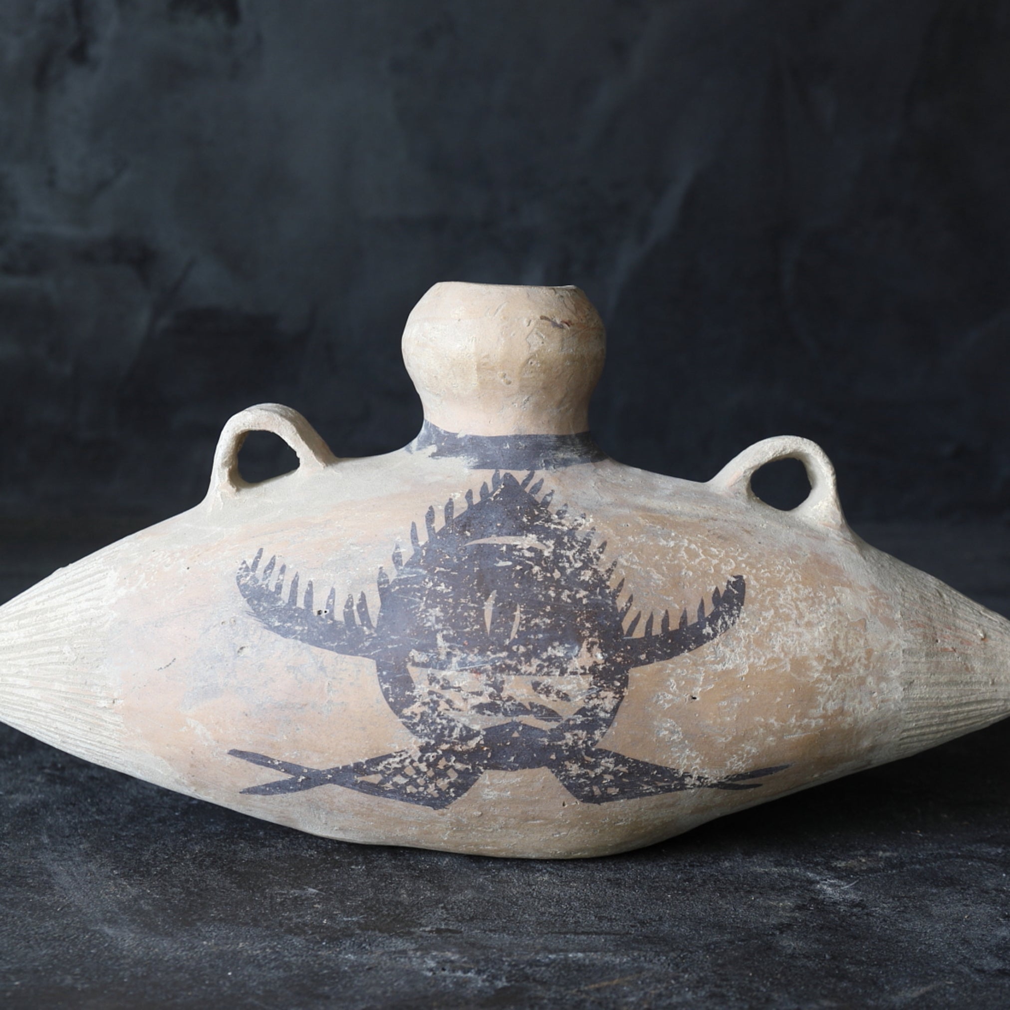 RECIPIENTE, Terracotta a forma di sacco, Ceramica dipinta, con motivo a gioiello esaudisci-desideri, Cultura Majiayao(3300–2050 a.C.)