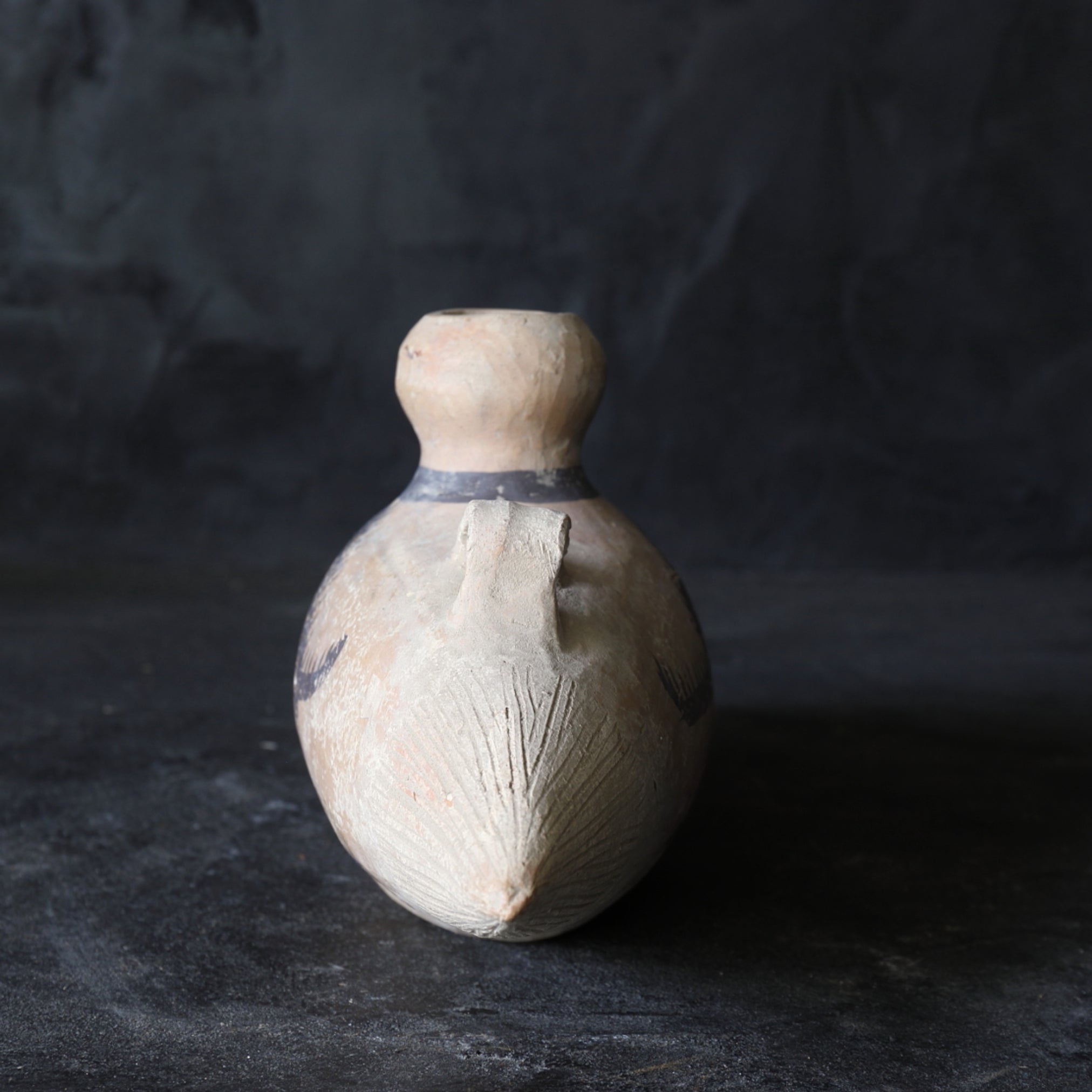 RECIPIENTE, Loza con forma de bolsa, Cerámica pintada, con diseño de joya que concede deseos, Cultura Majiayao(3300–2050 a. C.)