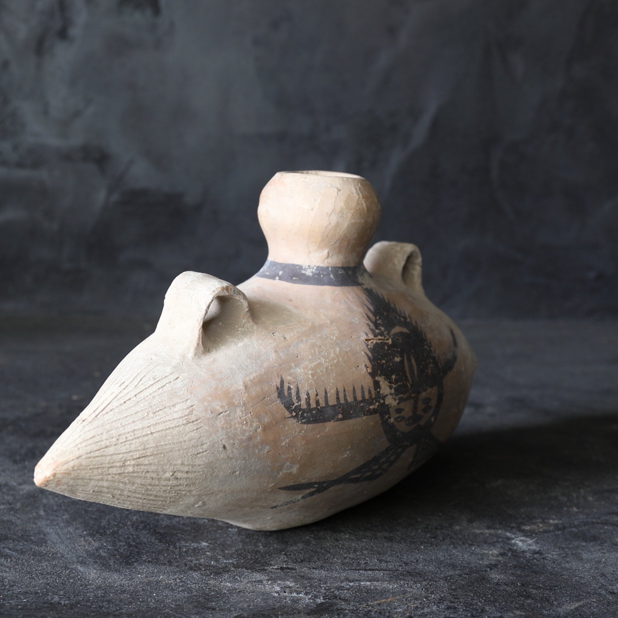 RECIPIENTE, Loza con forma de bolsa, Cerámica pintada, con diseño de joya que concede deseos, Cultura Majiayao(3300–2050 a. C.)