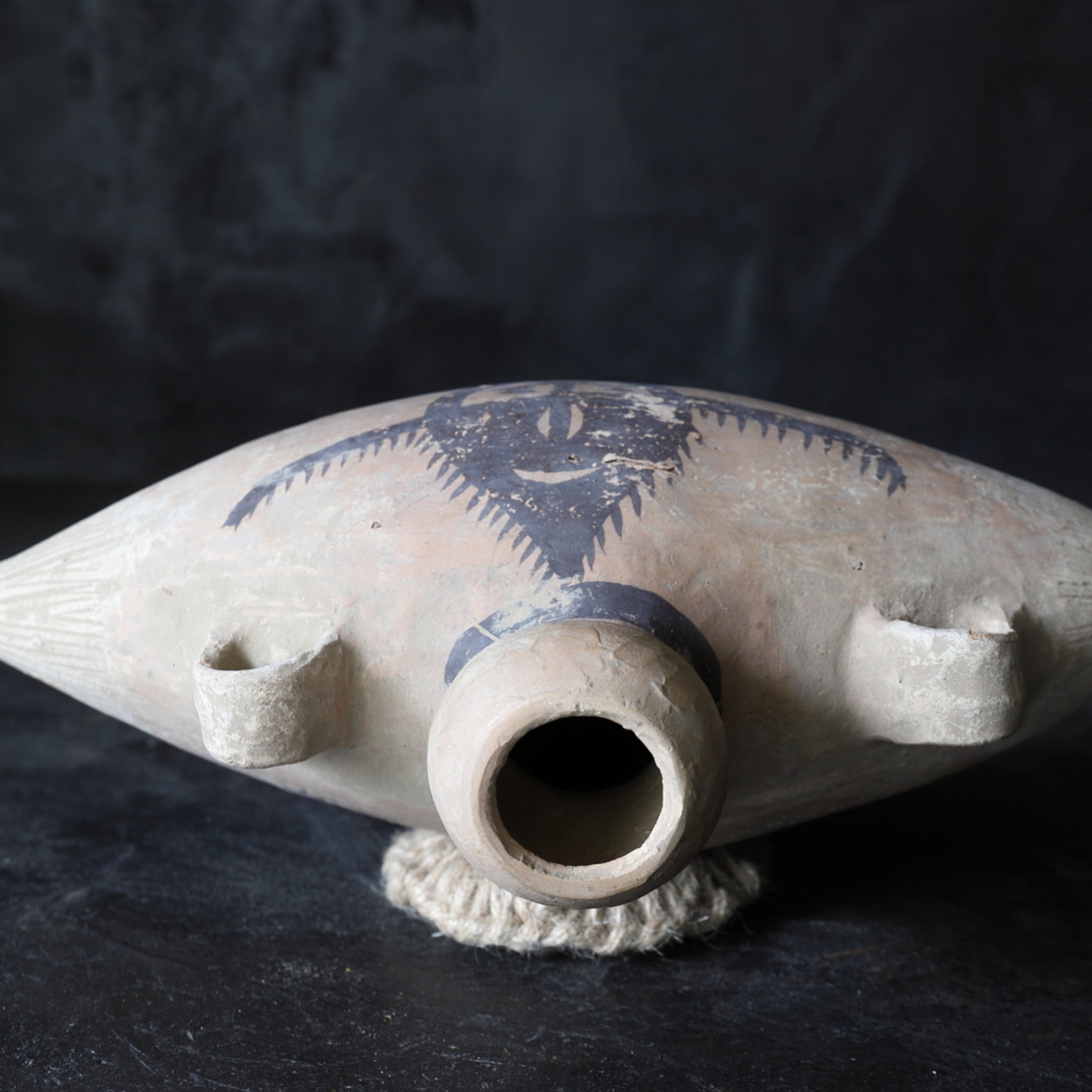 RECIPIENTE, Loza con forma de bolsa, Cerámica pintada, con diseño de joya que concede deseos, Cultura Majiayao(3300–2050 a. C.)