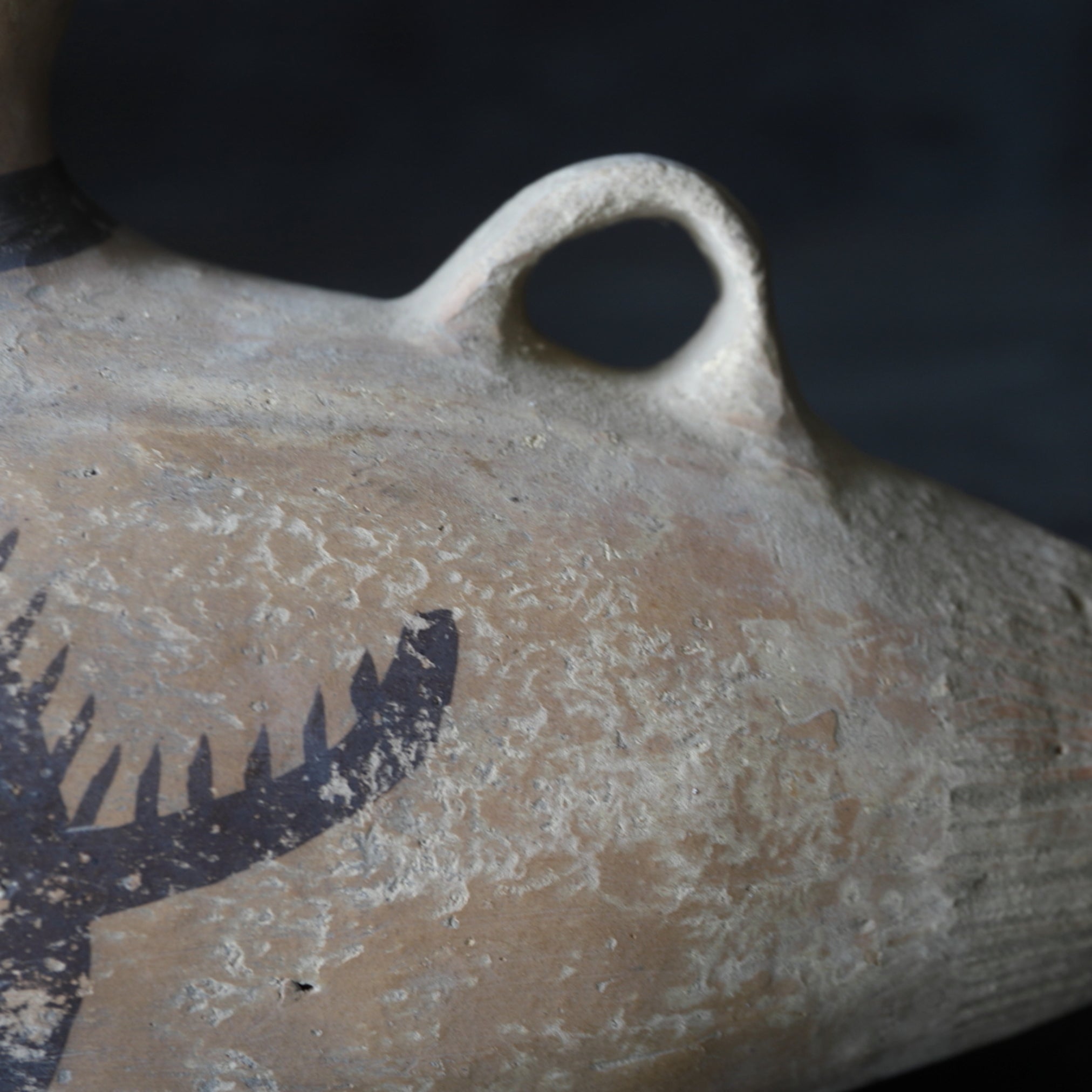 RECIPIENTE, Loza con forma de bolsa, Cerámica pintada, con diseño de joya que concede deseos, Cultura Majiayao(3300–2050 a. C.)